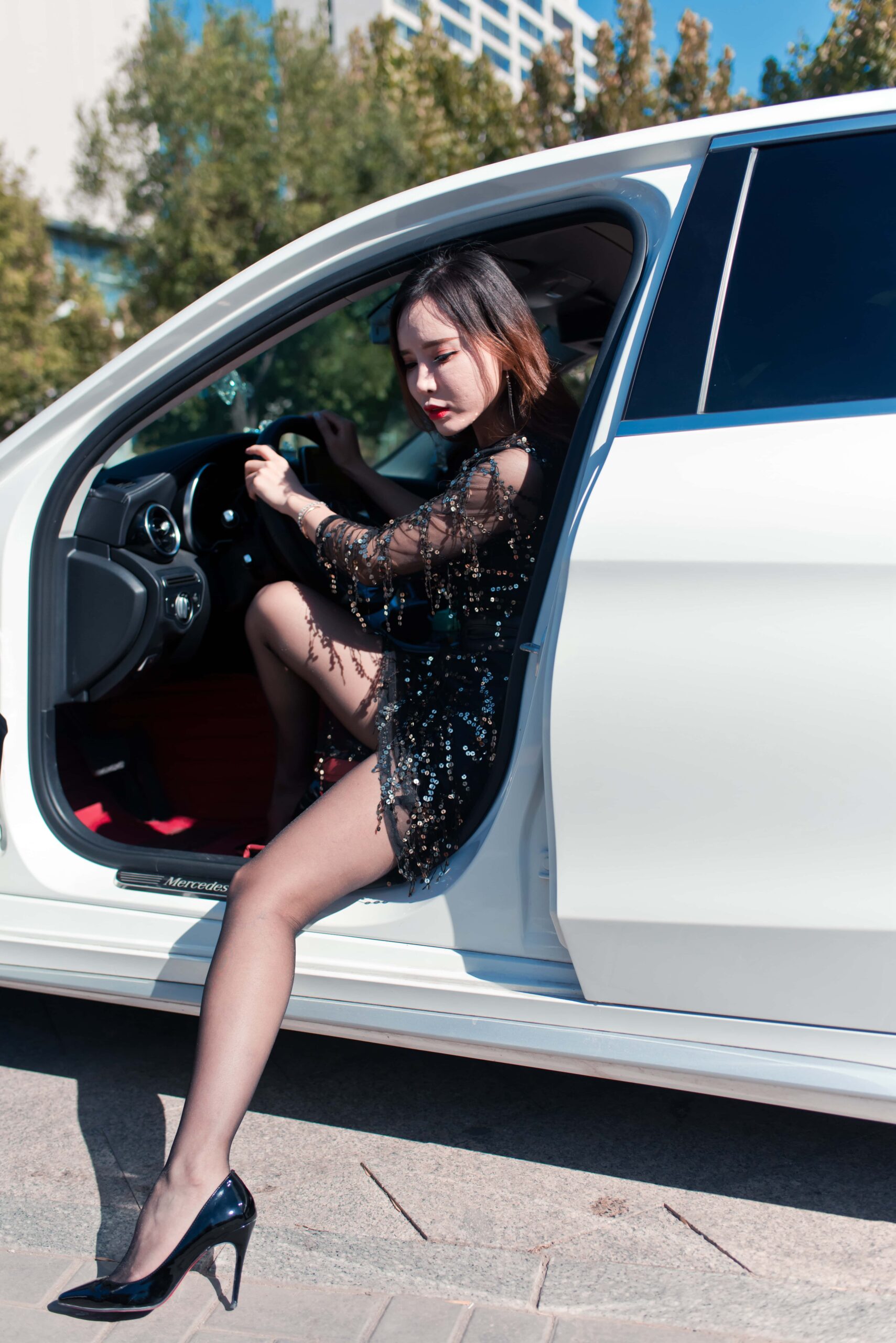 No.5149 御风街拍 网红艾小青在石榴公园的裸足和黑丝 [234P-1.49GB]