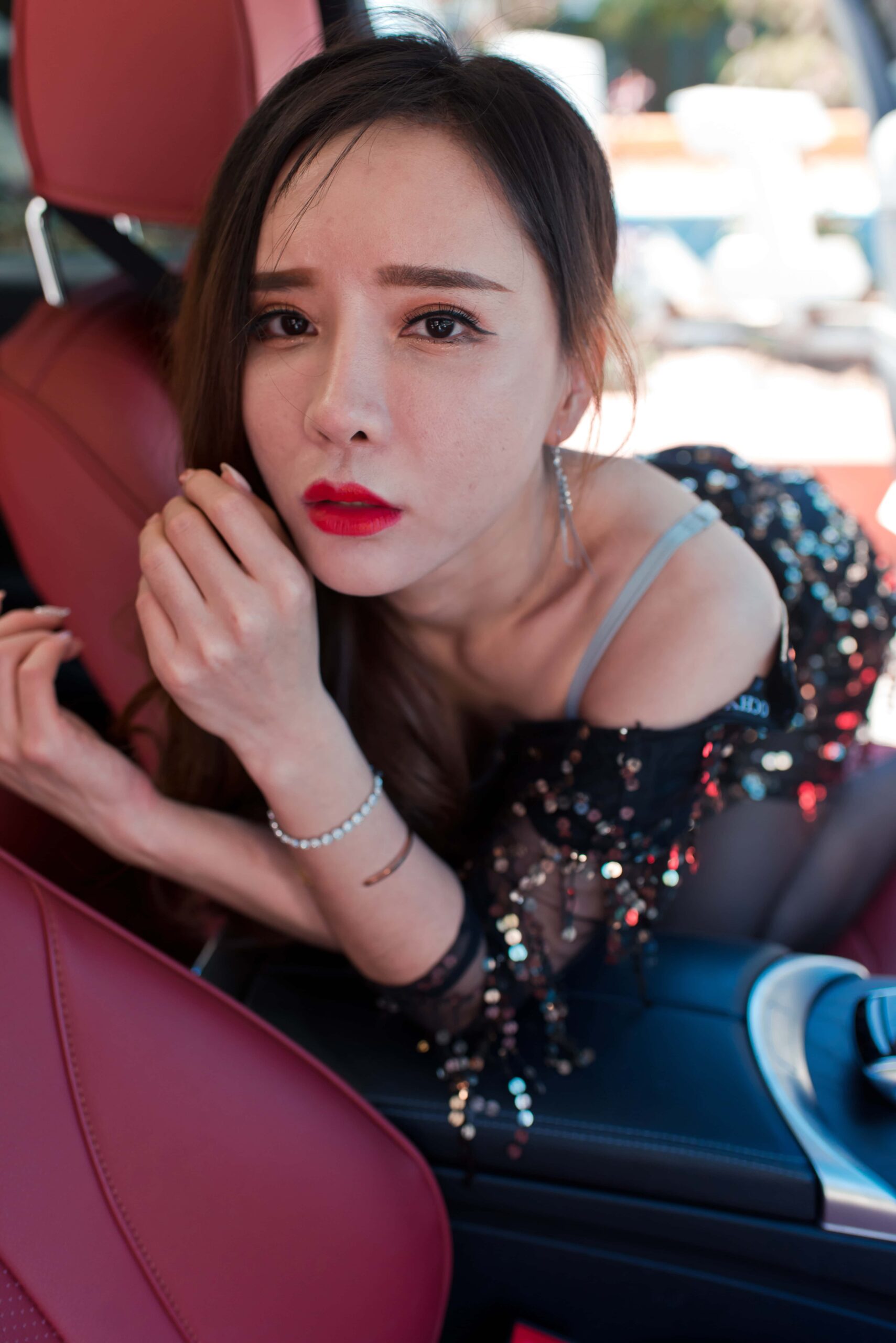 No.5149 御风街拍 网红艾小青在石榴公园的裸足和黑丝 [234P-1.49GB]