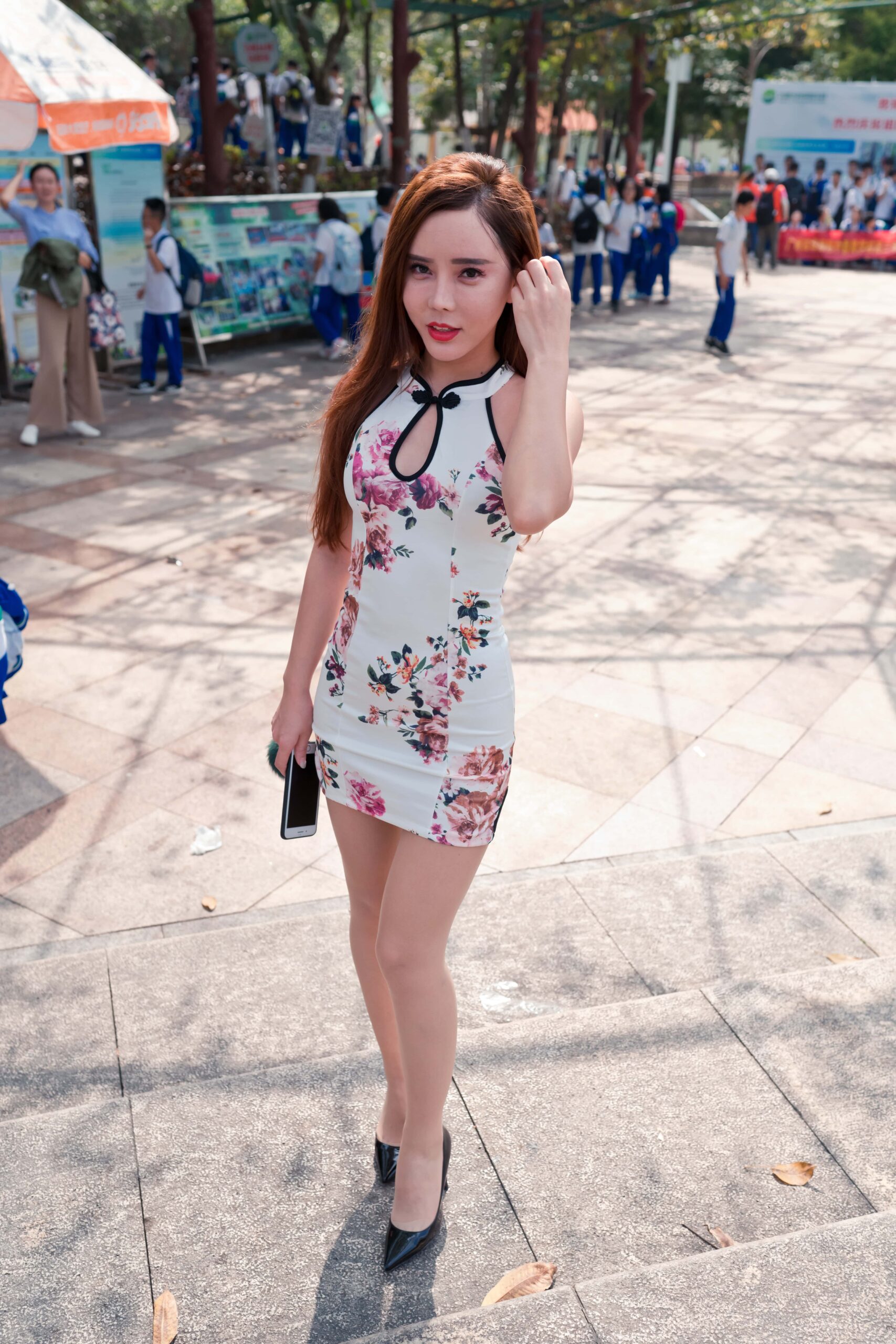 No.4572 御风街拍 网红艾小青白色旗袍肉丝游天鹿湖公园 [297P1V-5.52GB]