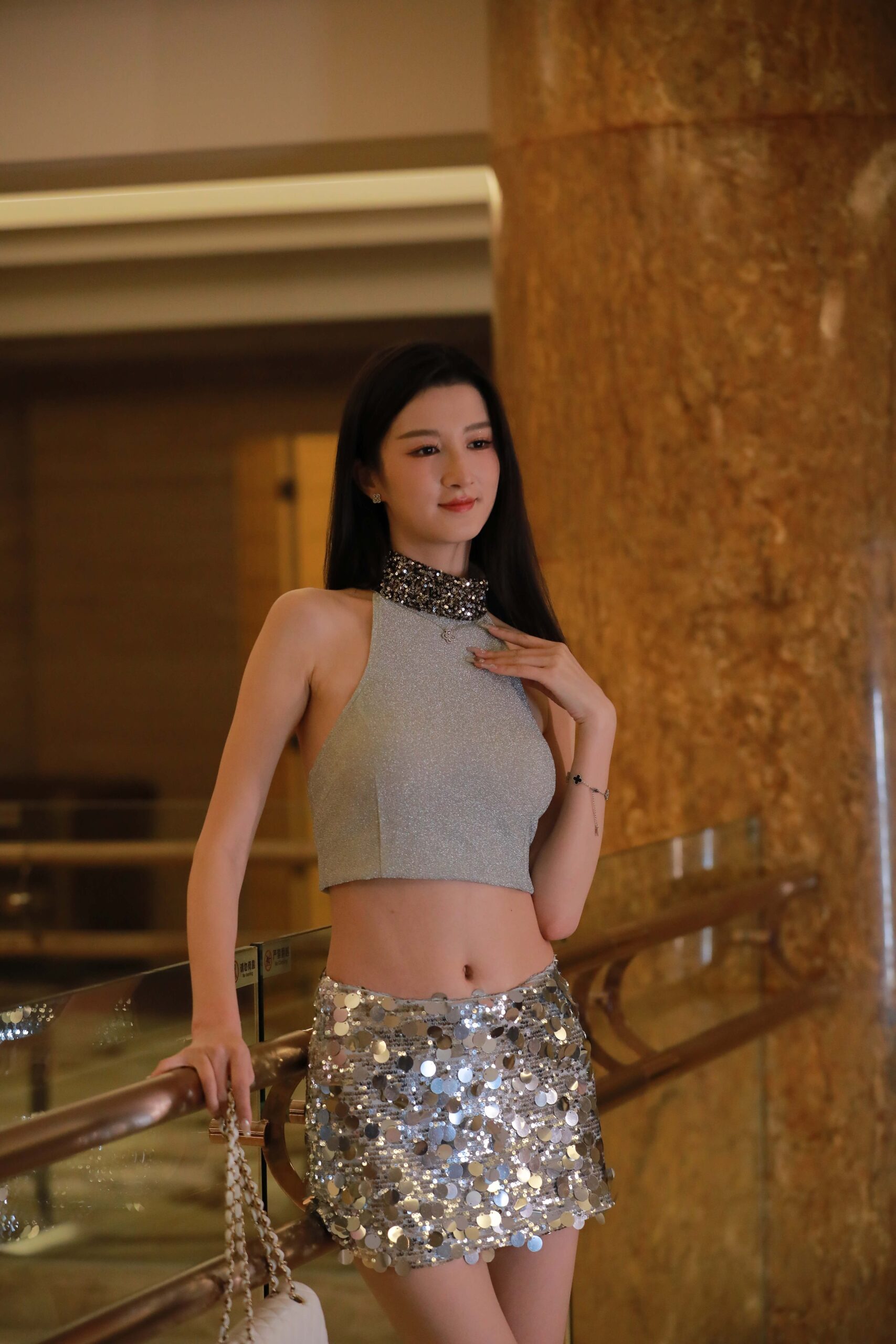 GS-T678   银色鳞片裙长腿美女-宝月 【120P  1.45G】