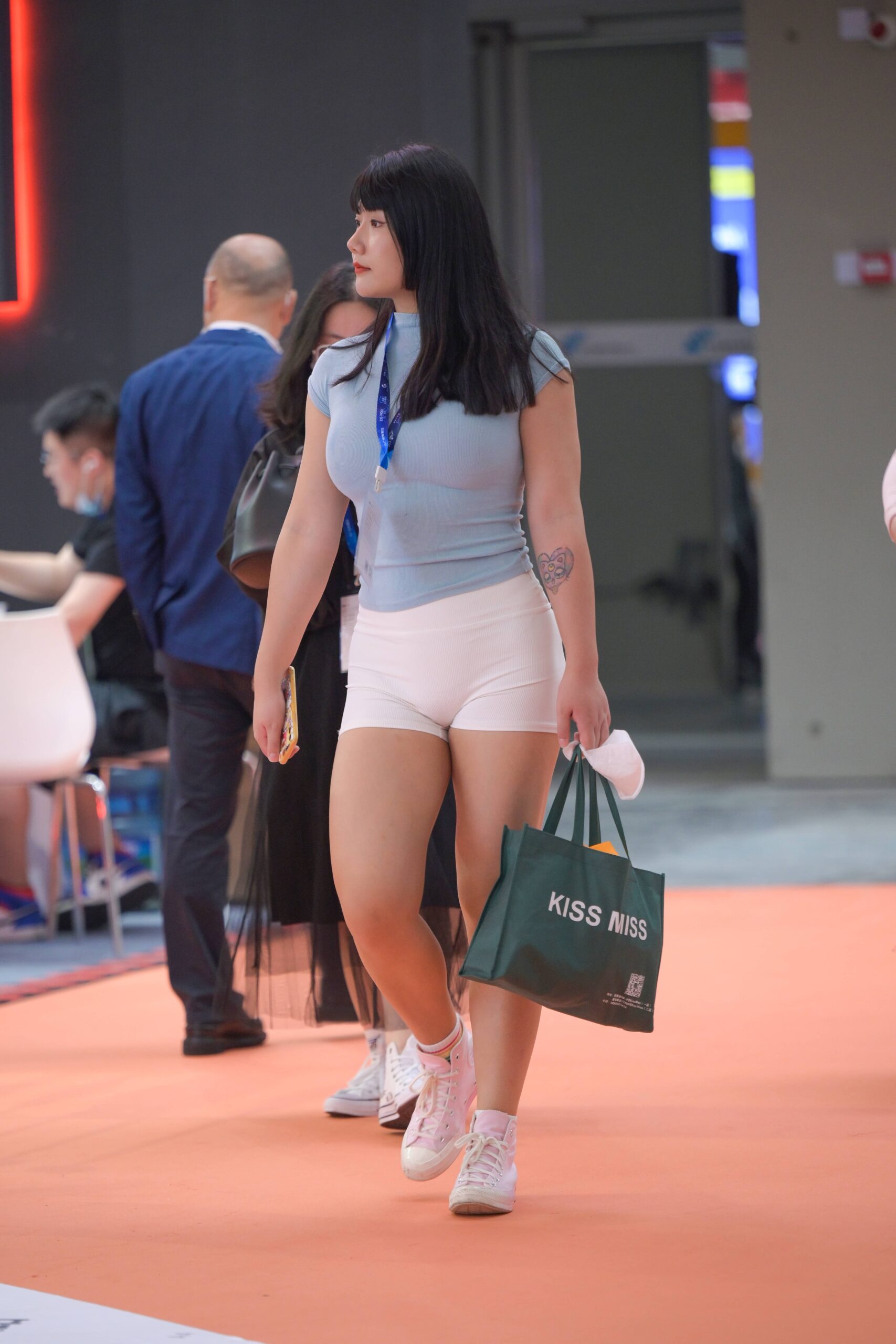 GS-X738 搭讪白色热裤丰臀教练 【119P 3.13G】