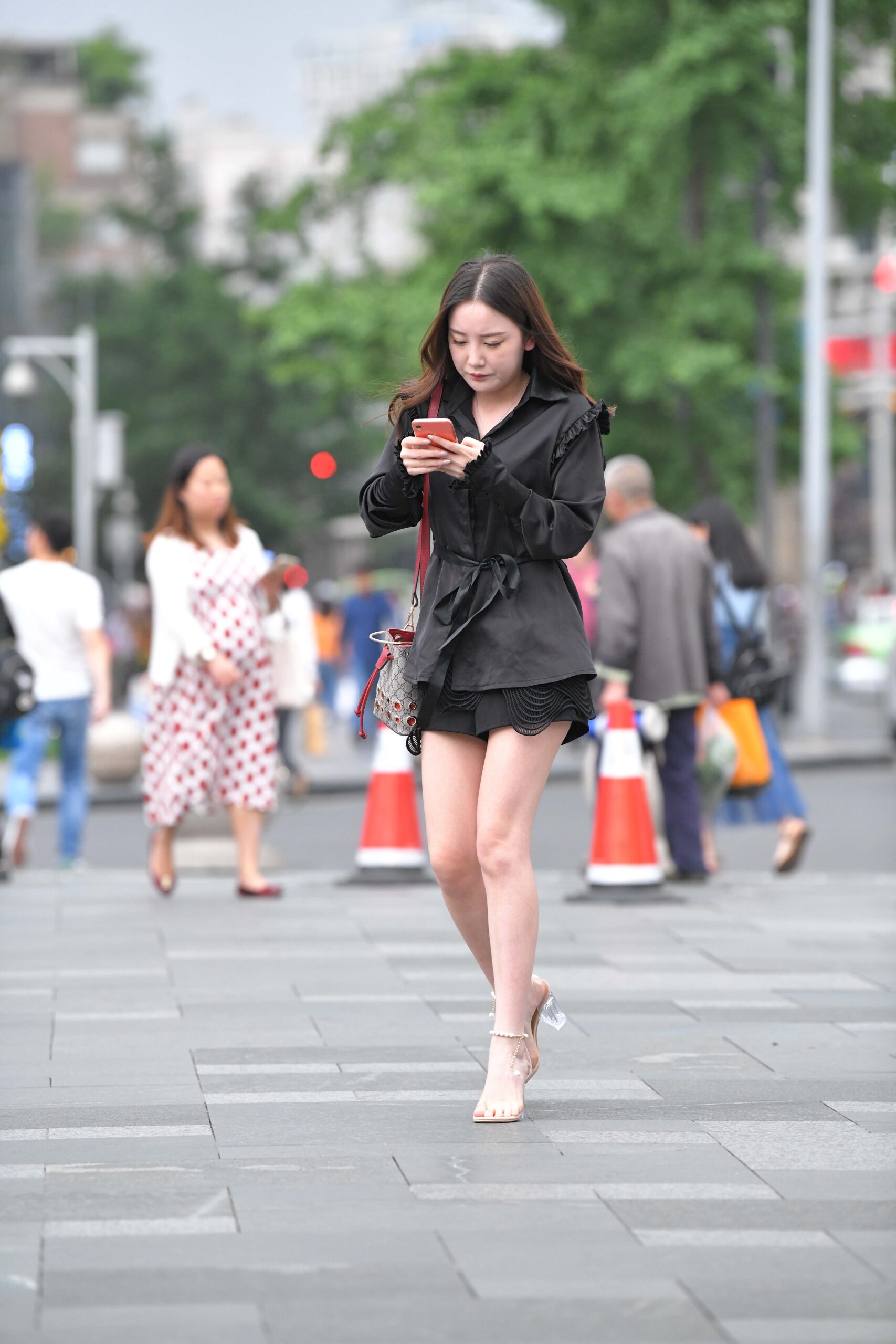 GS-T682  玩手机的美腿小姐姐 【47P  1.18G】