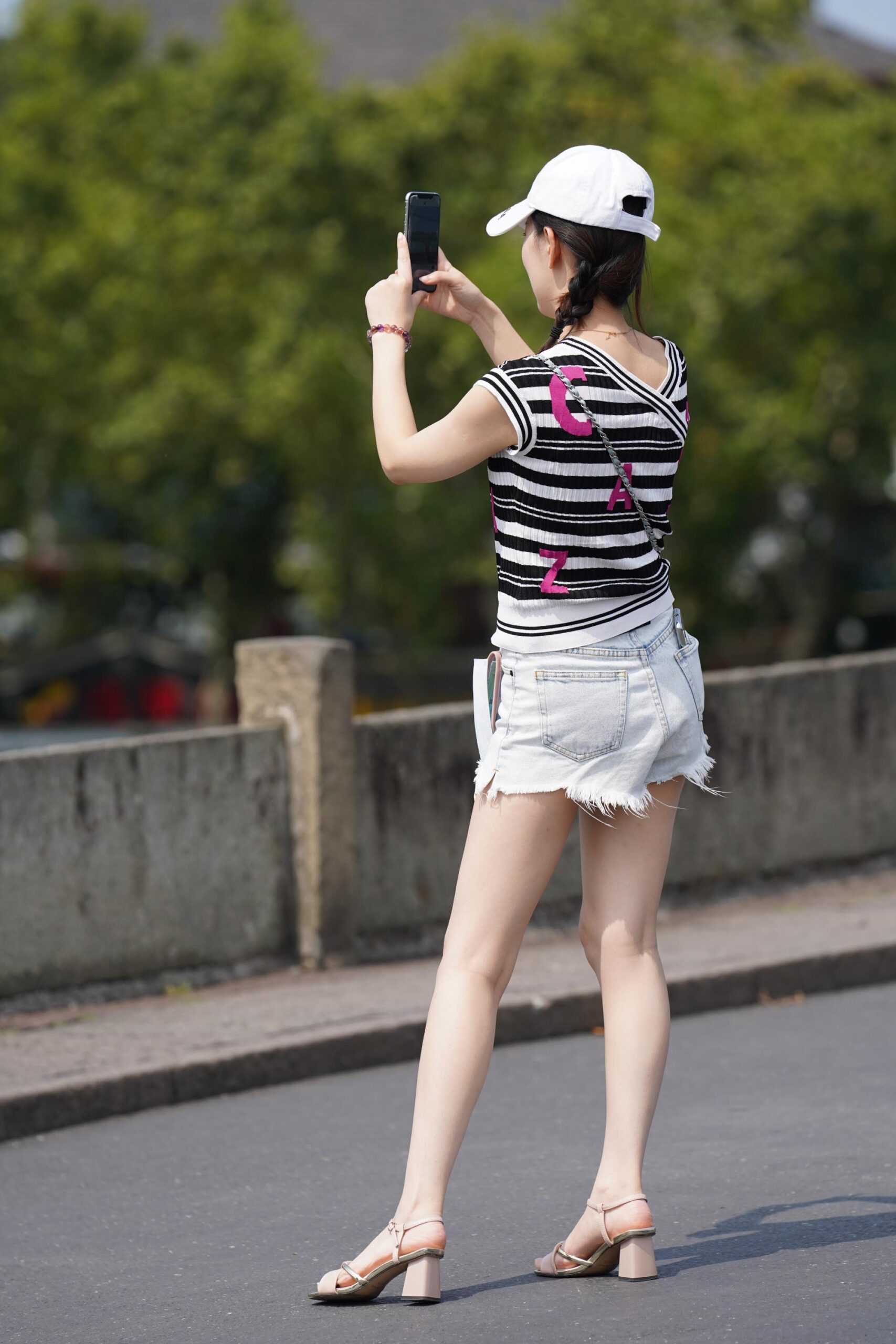 GS-K113  戴白色鸭舌帽的美腿妹子 【128P  1.51G】