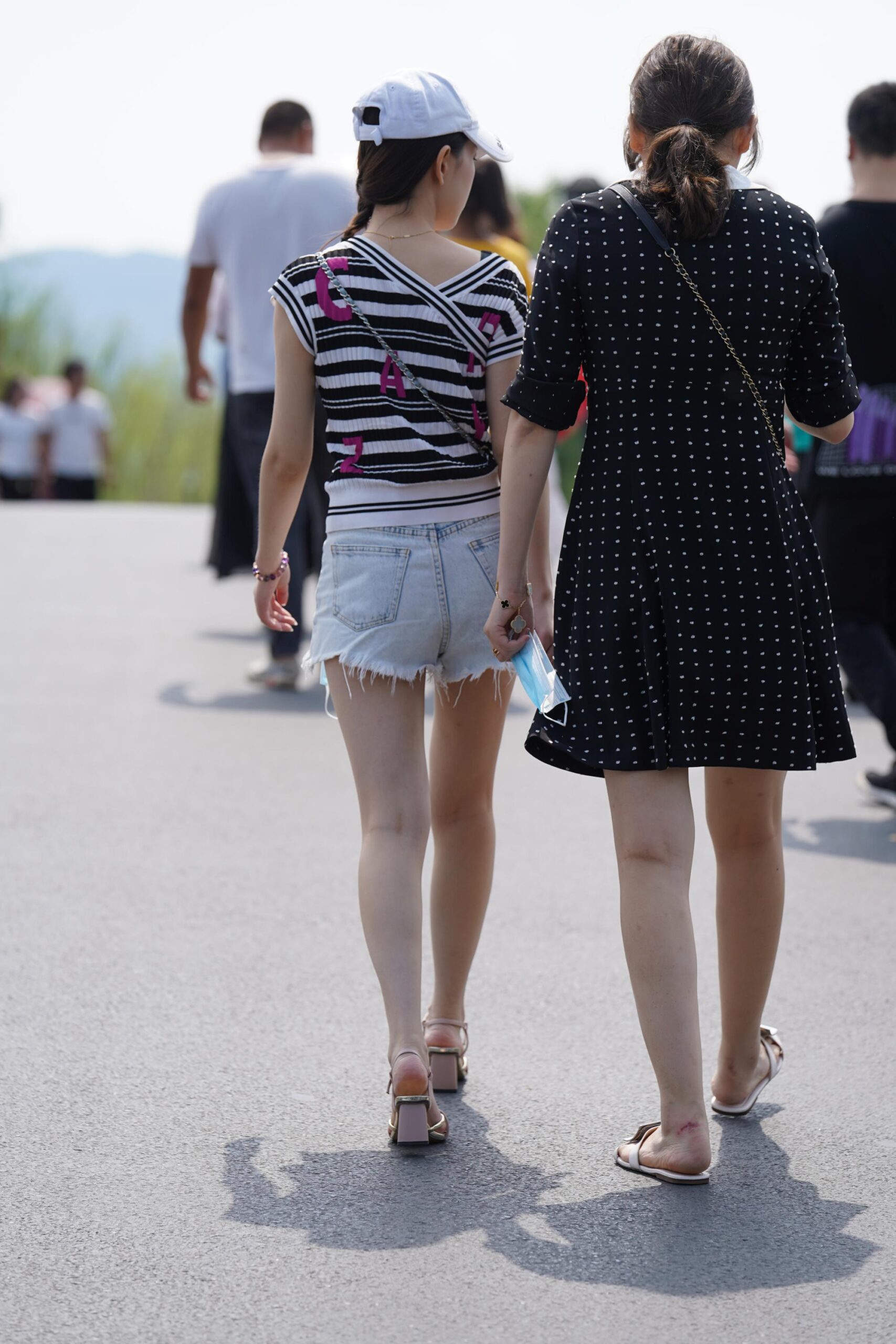 GS-K113  戴白色鸭舌帽的美腿妹子 【128P  1.51G】