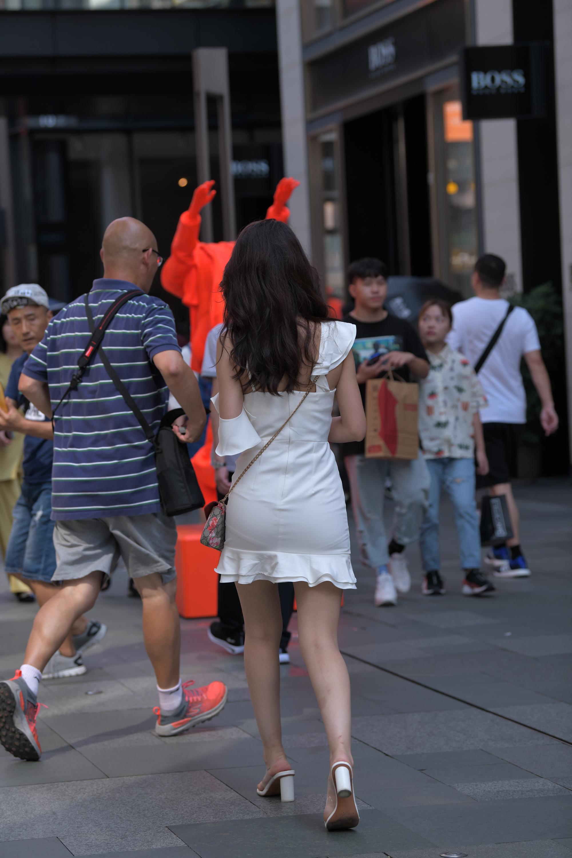 GS-K276 上前撩一下美腿小姐姐 【70P 1.33G】