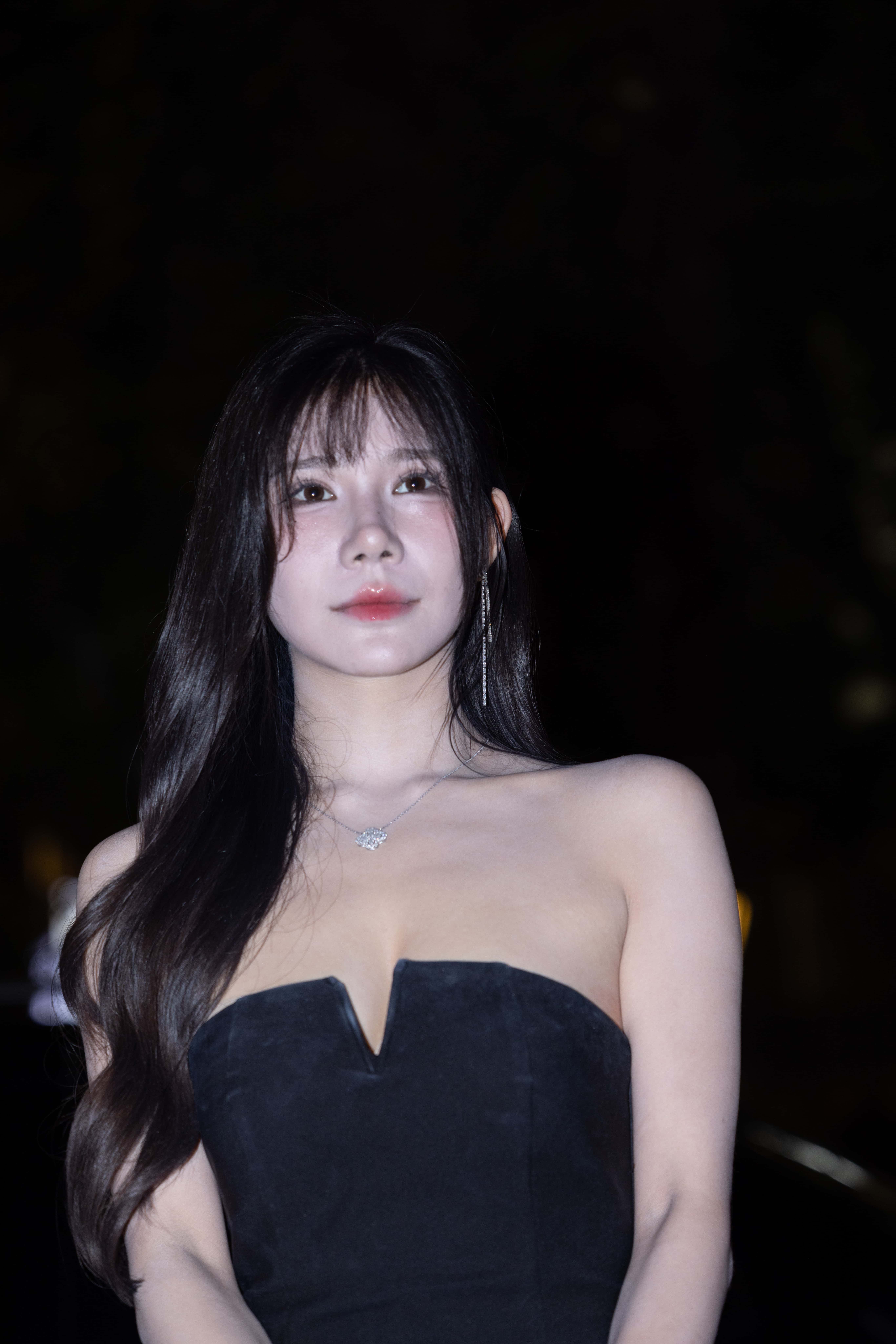 No.9857 粉嫩白皙玉腿低胸少妇 [156P-1.16GB]