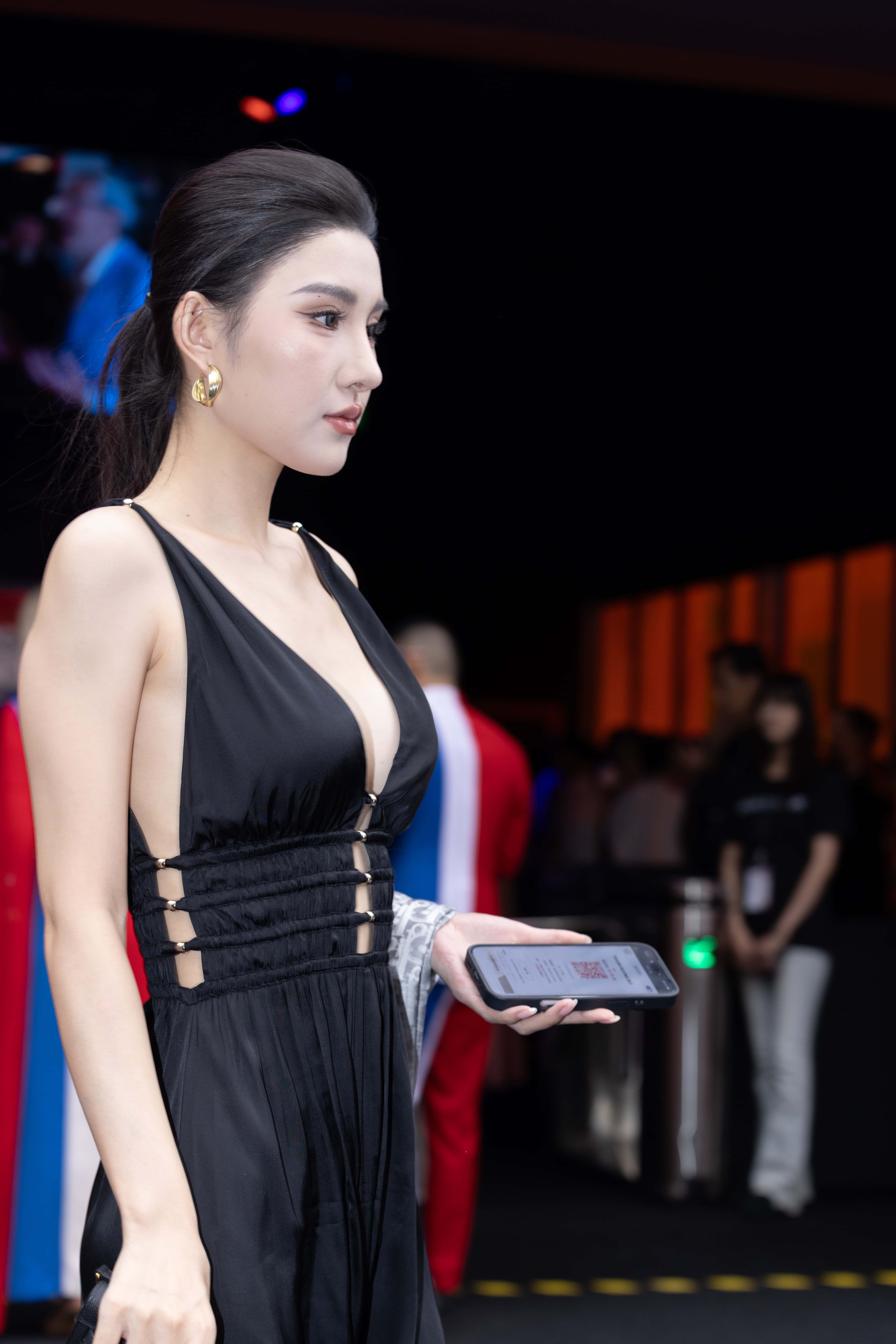 No.9852 小露娜性感深V美胸 [122P-911MB]