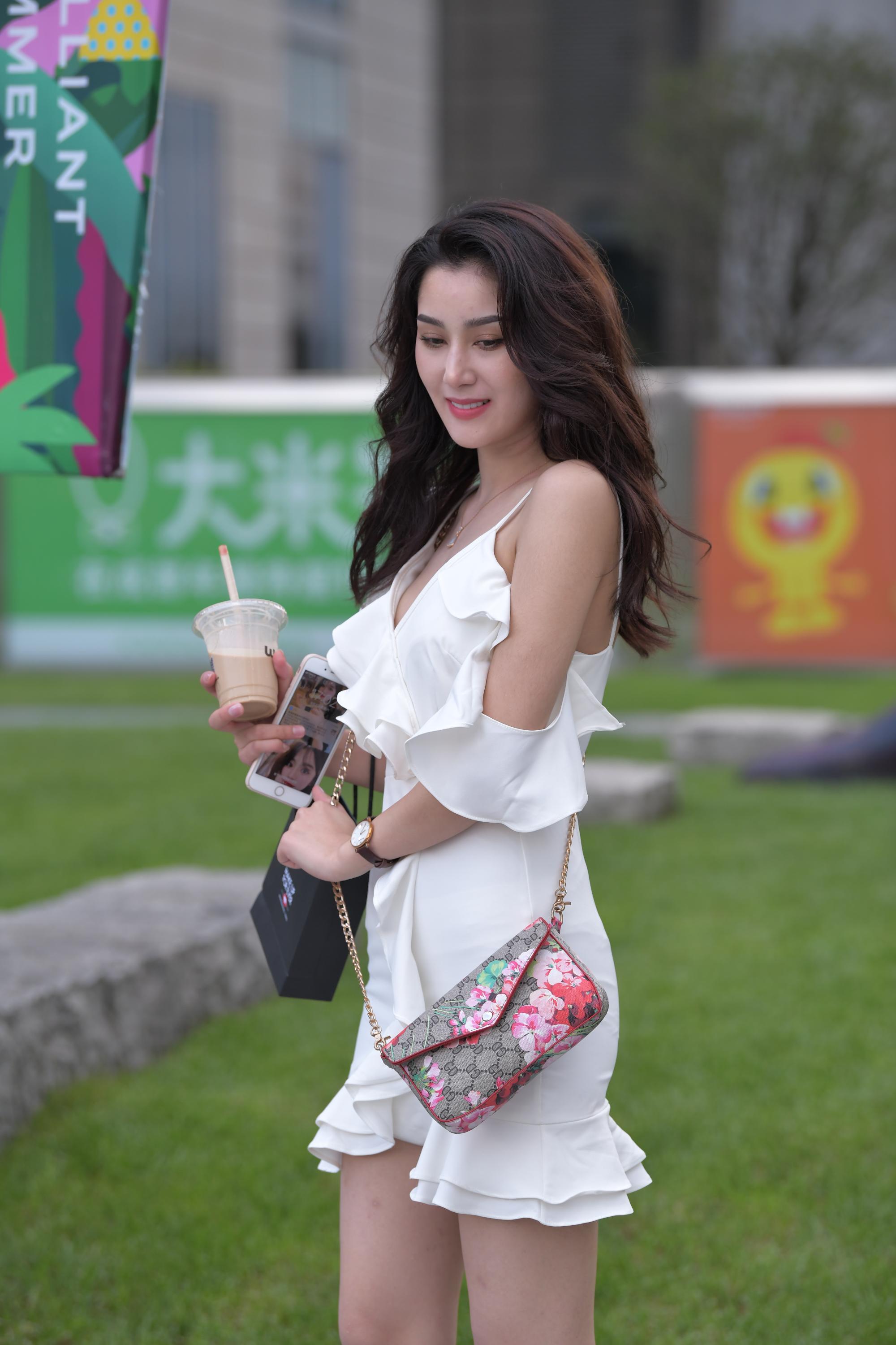 GS-K276 上前撩一下美腿小姐姐 【70P 1.33G】