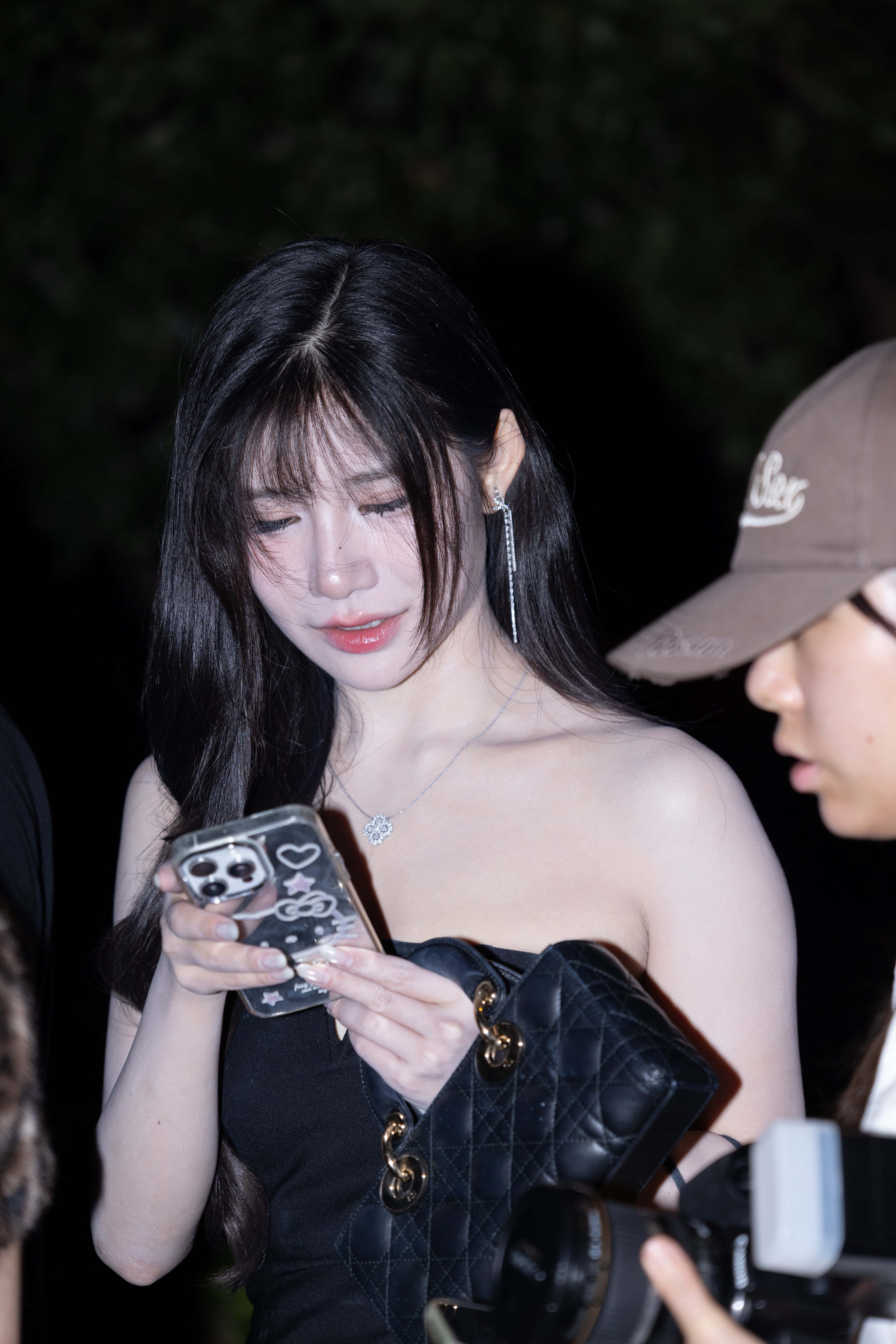 No.9857 粉嫩白皙玉腿低胸少妇 [156P-1.16GB]