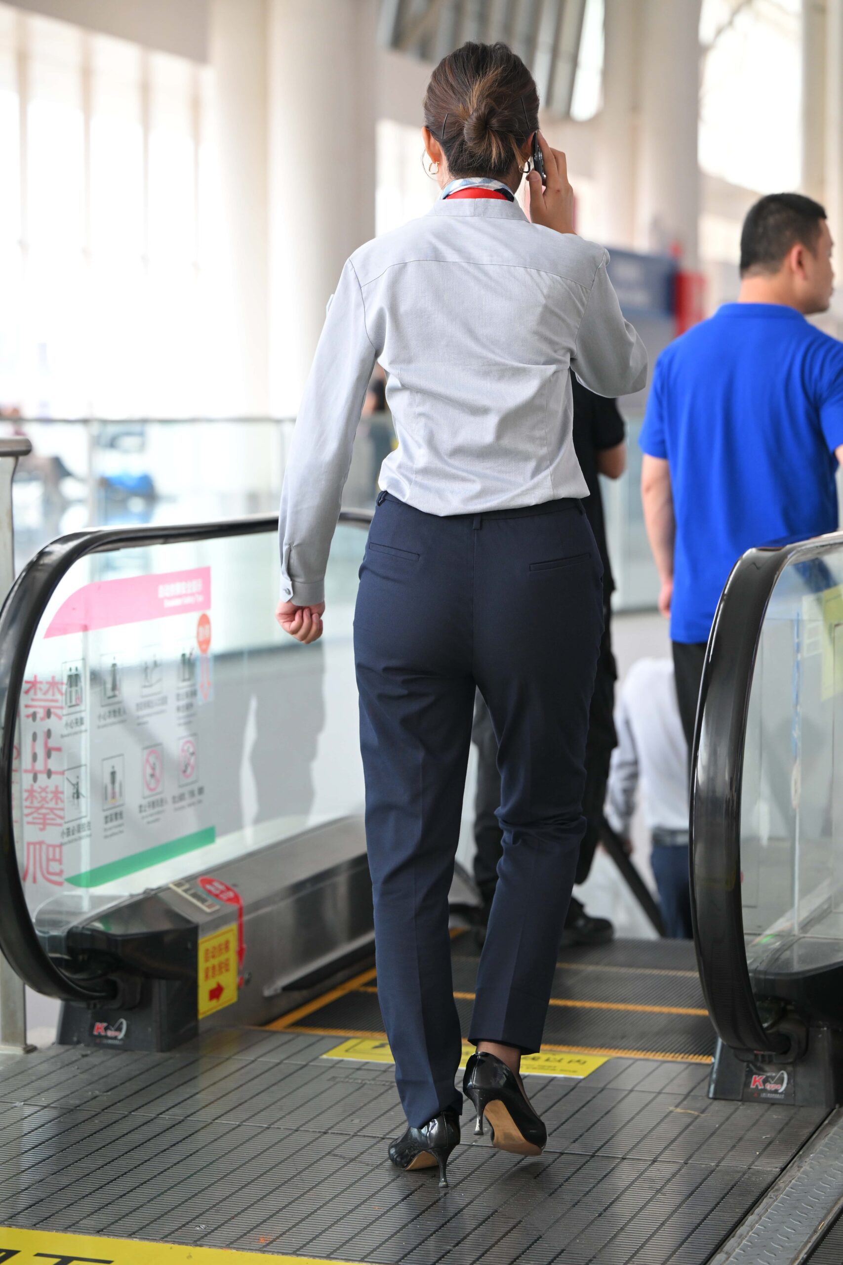 GS-X826 接电话的长裤美眉 【60P 992M】