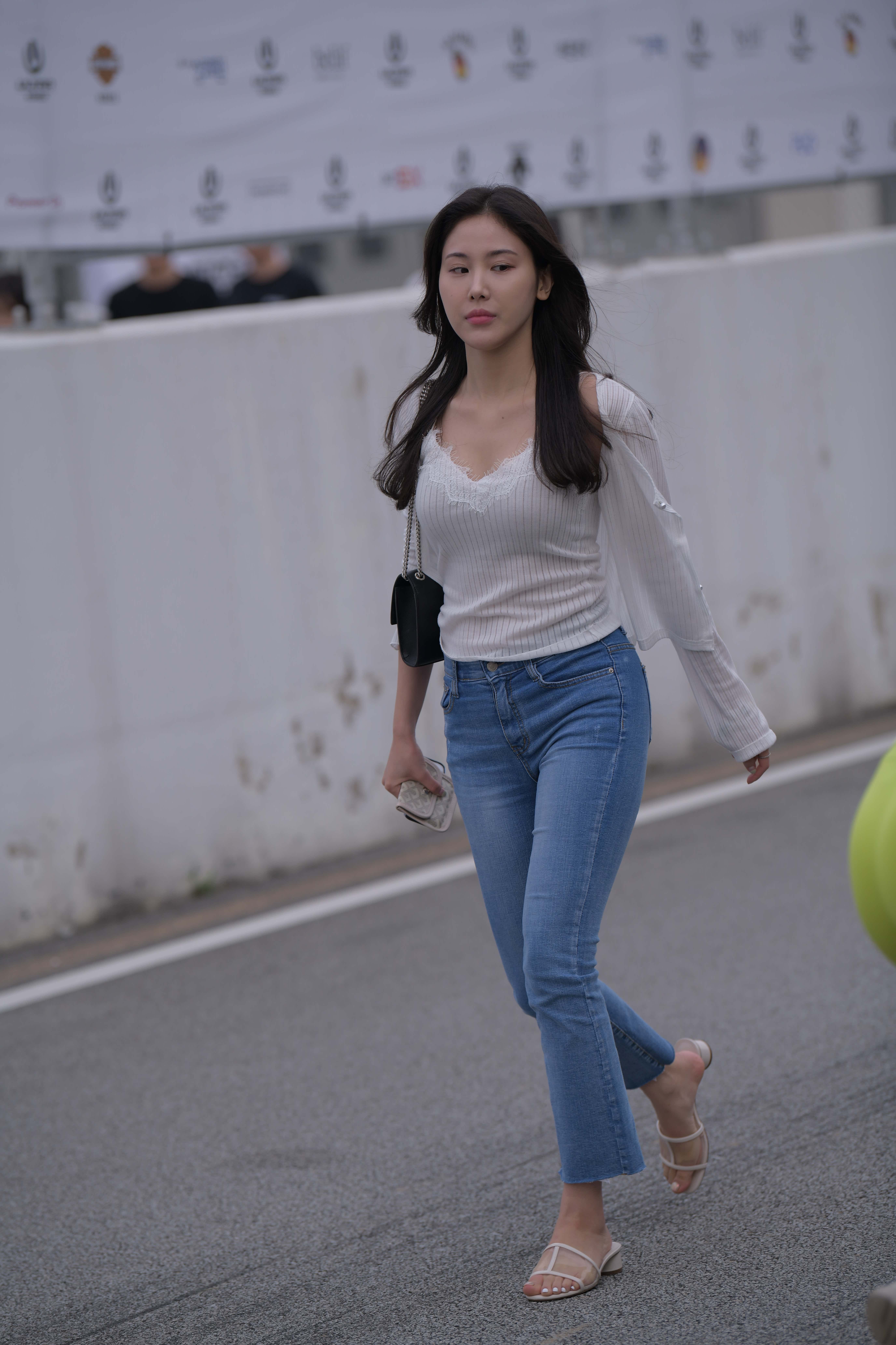 GS-T821  街拍紧身蓝牛气质美女  【31P  708M】