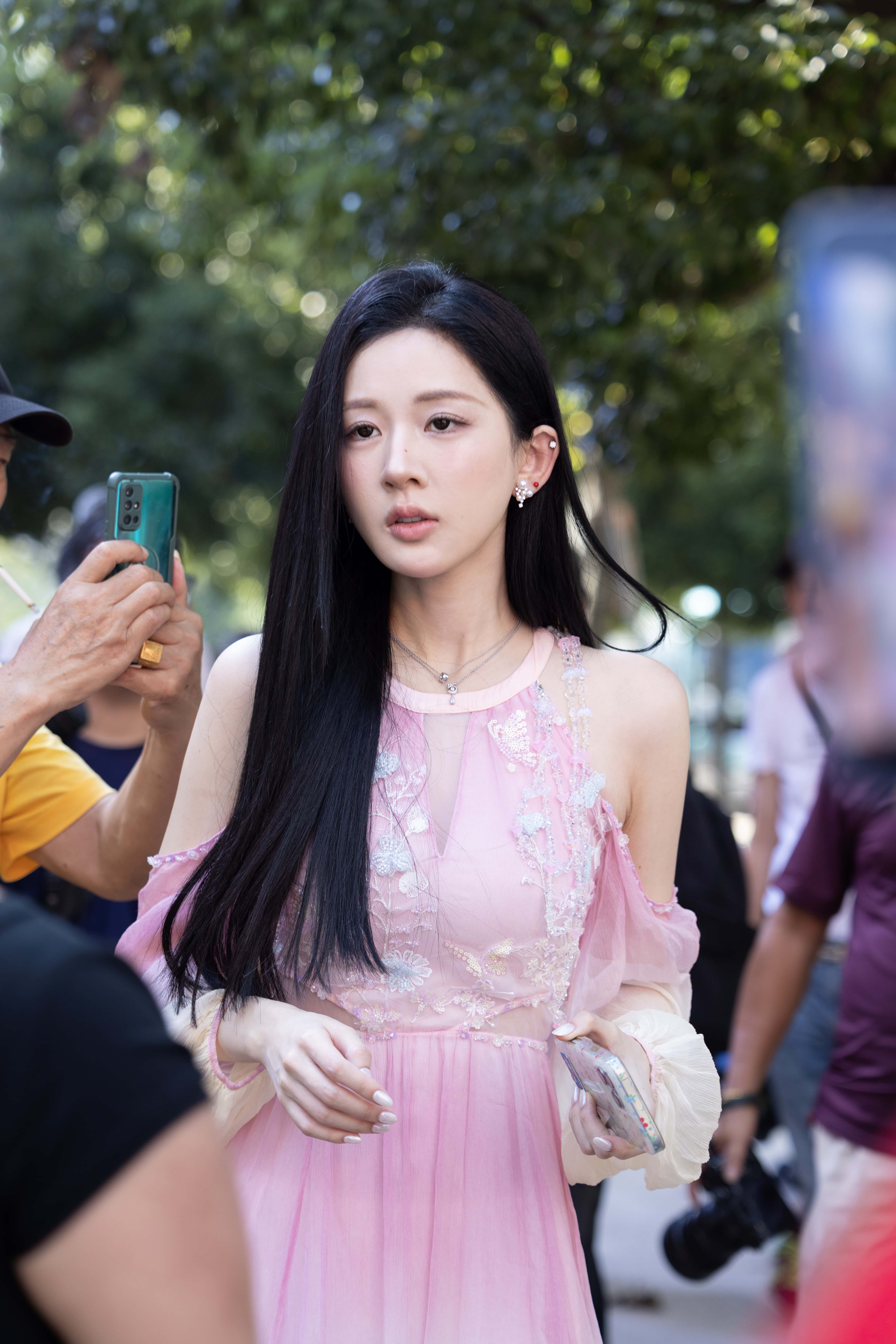 GS-X890 上海时装周-最近某音超火的上海街拍网红六个馒头 【163P 1.75G】