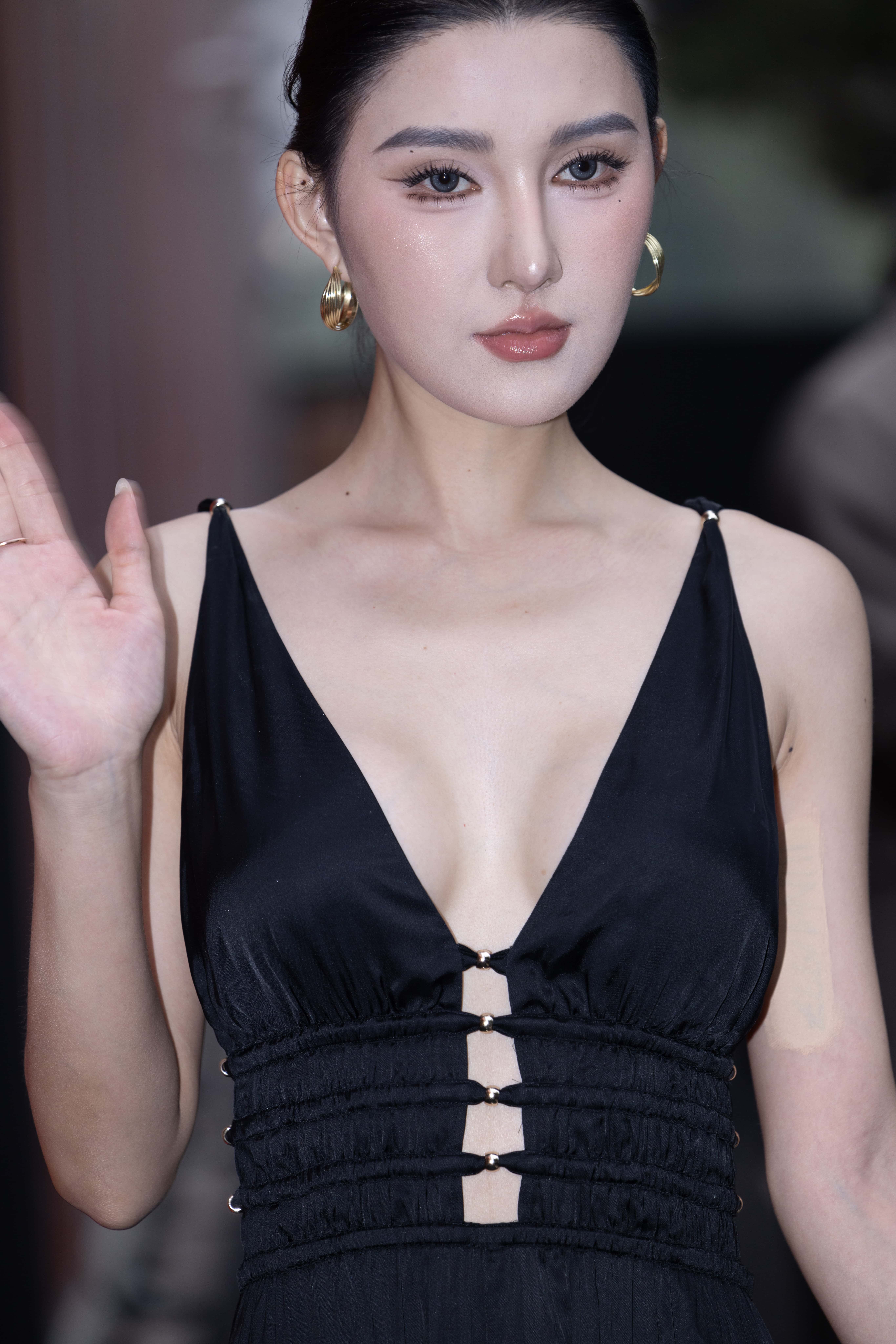 No.9852 小露娜性感深V美胸 [122P-911MB]