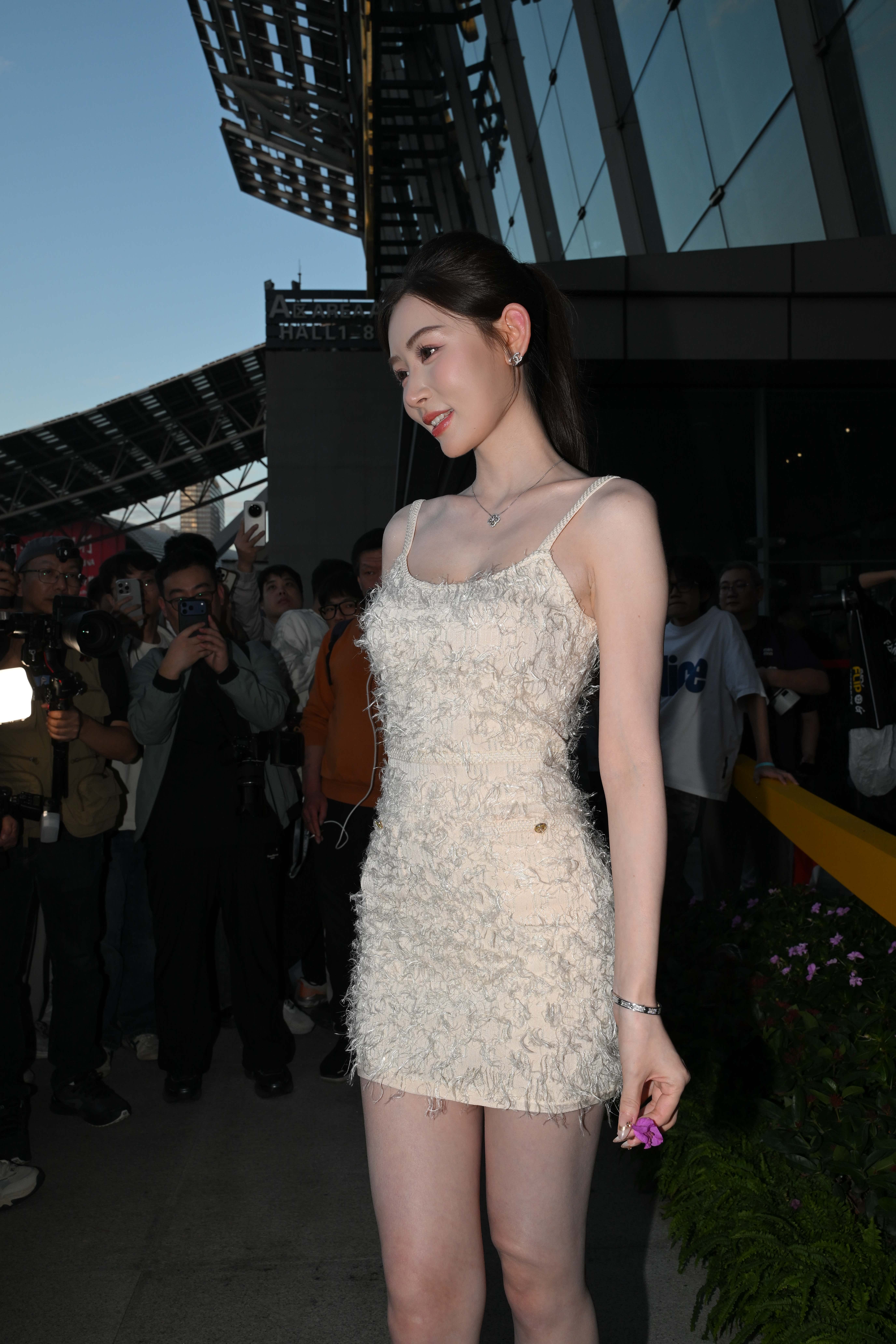 No.9827 大白腿网红敏敏 [88P-2.02GB]