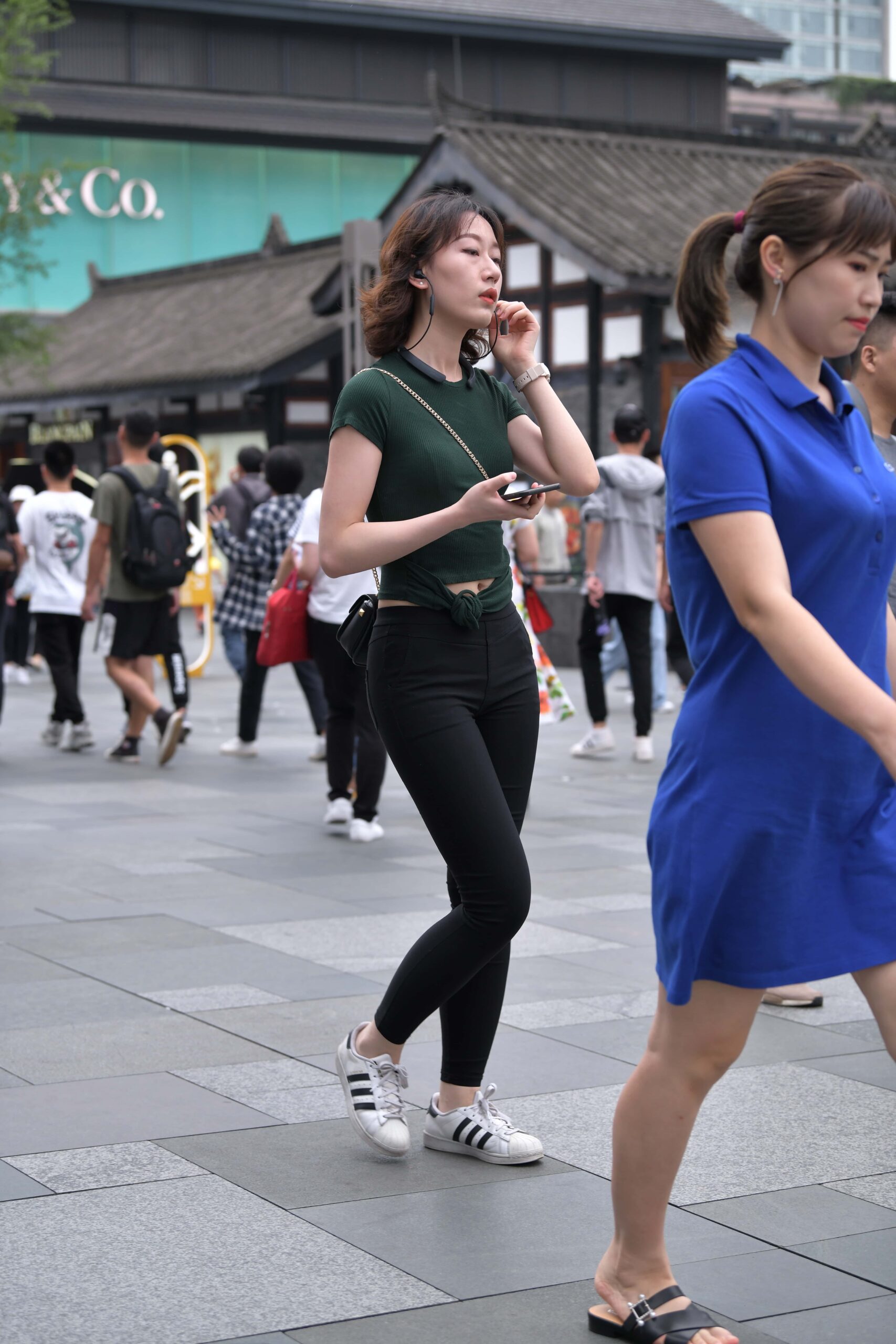 GS-T806 这个黑裤美眉的润臀真不赖 【49P 656M】