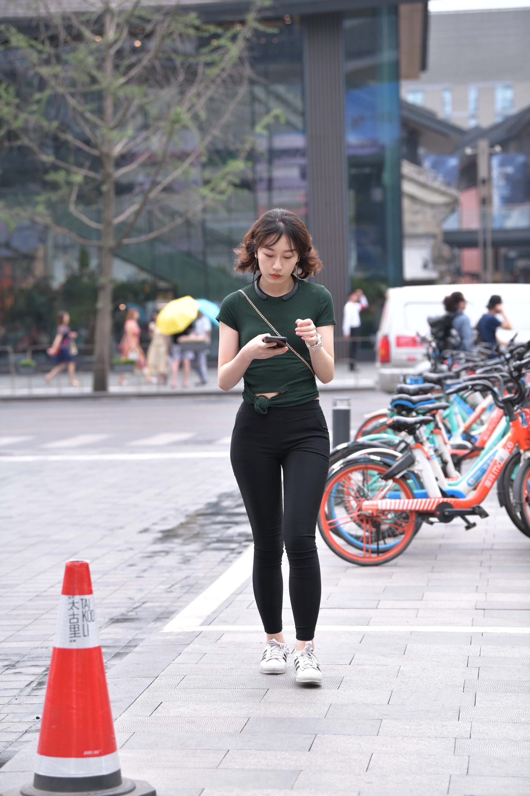 GS-T806 这个黑裤美眉的润臀真不赖 【49P 656M】