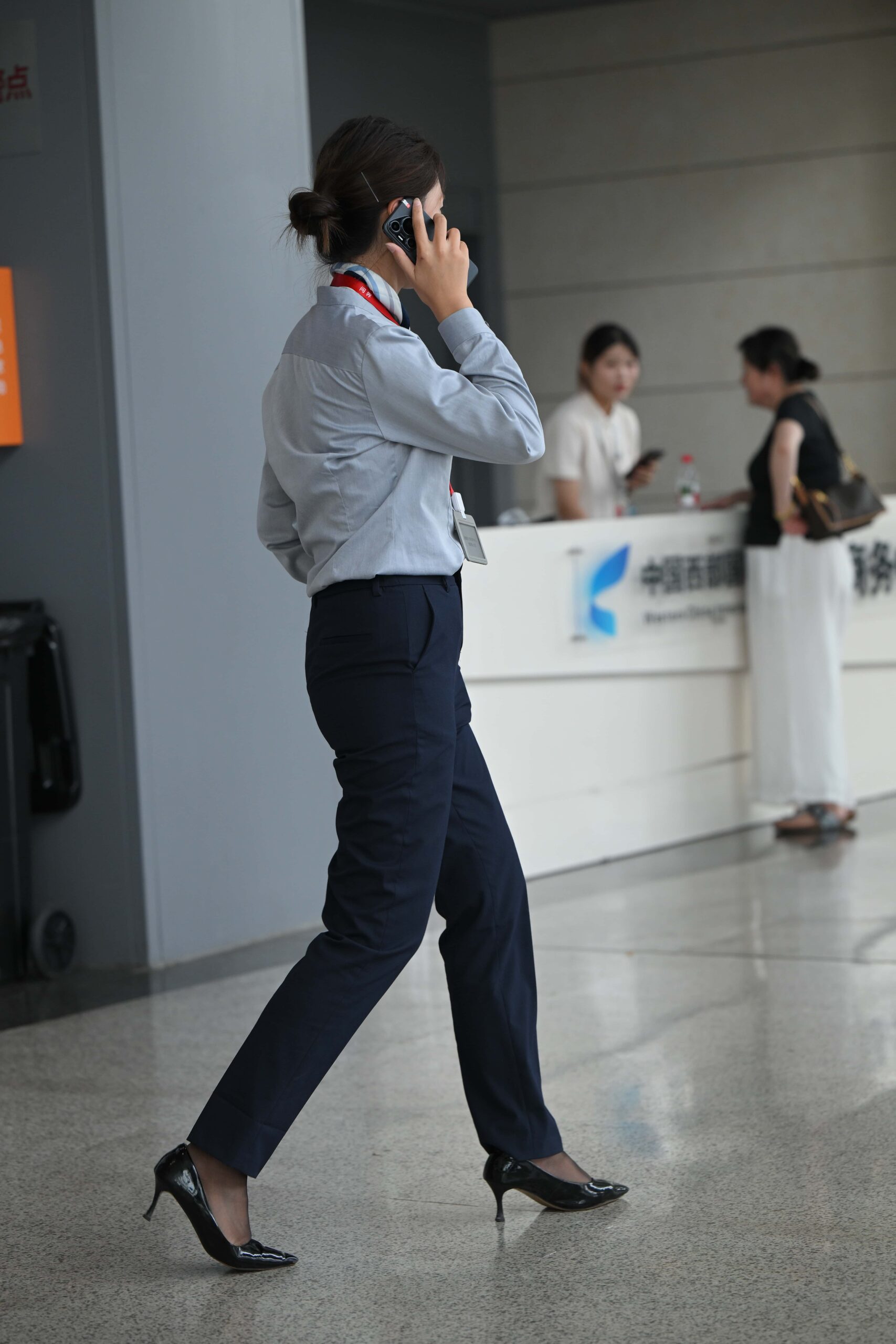 GS-X826 接电话的长裤美眉 【60P 992M】