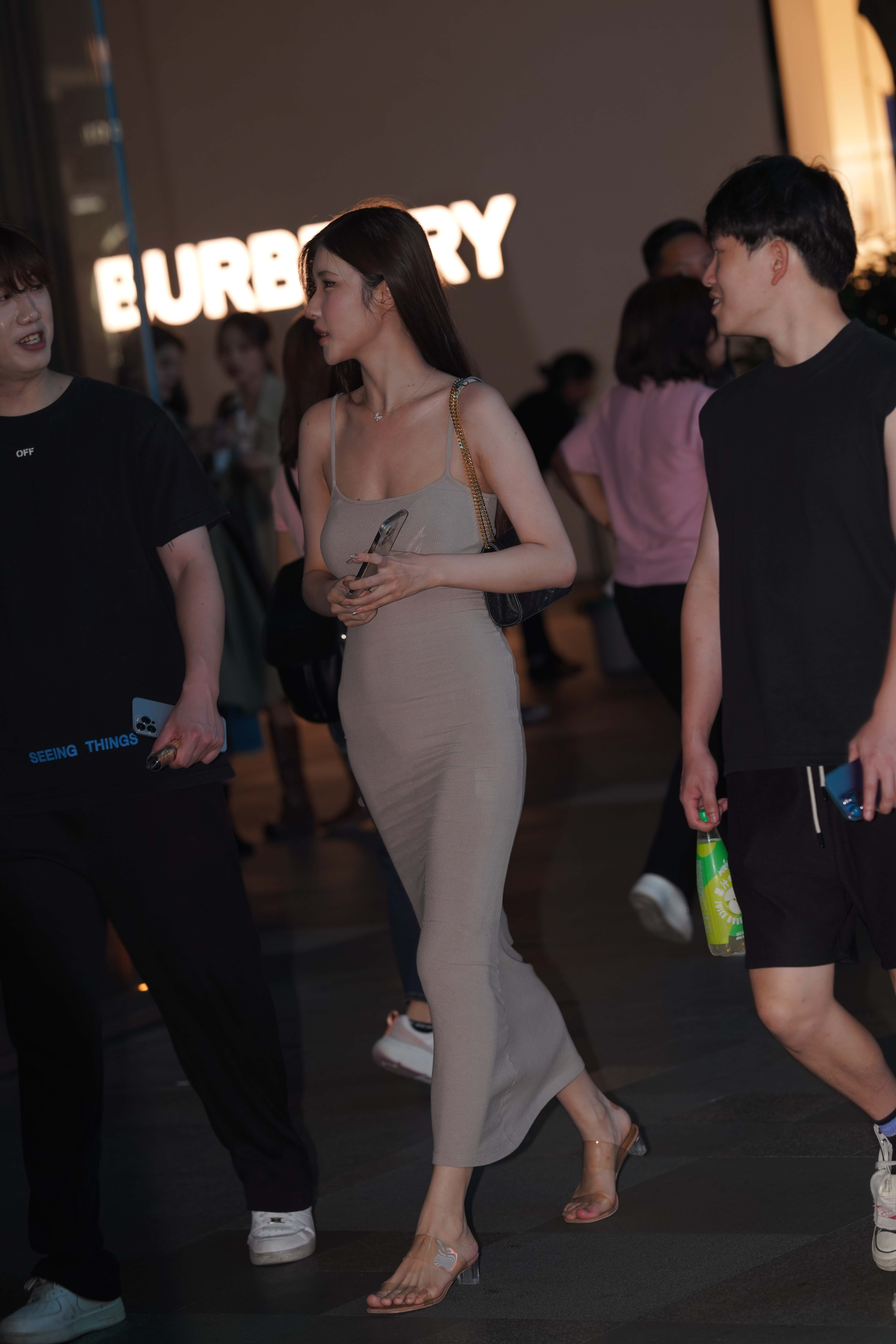 GS-X877 夜拍吊带长裙美眉 【117P 1.69G】