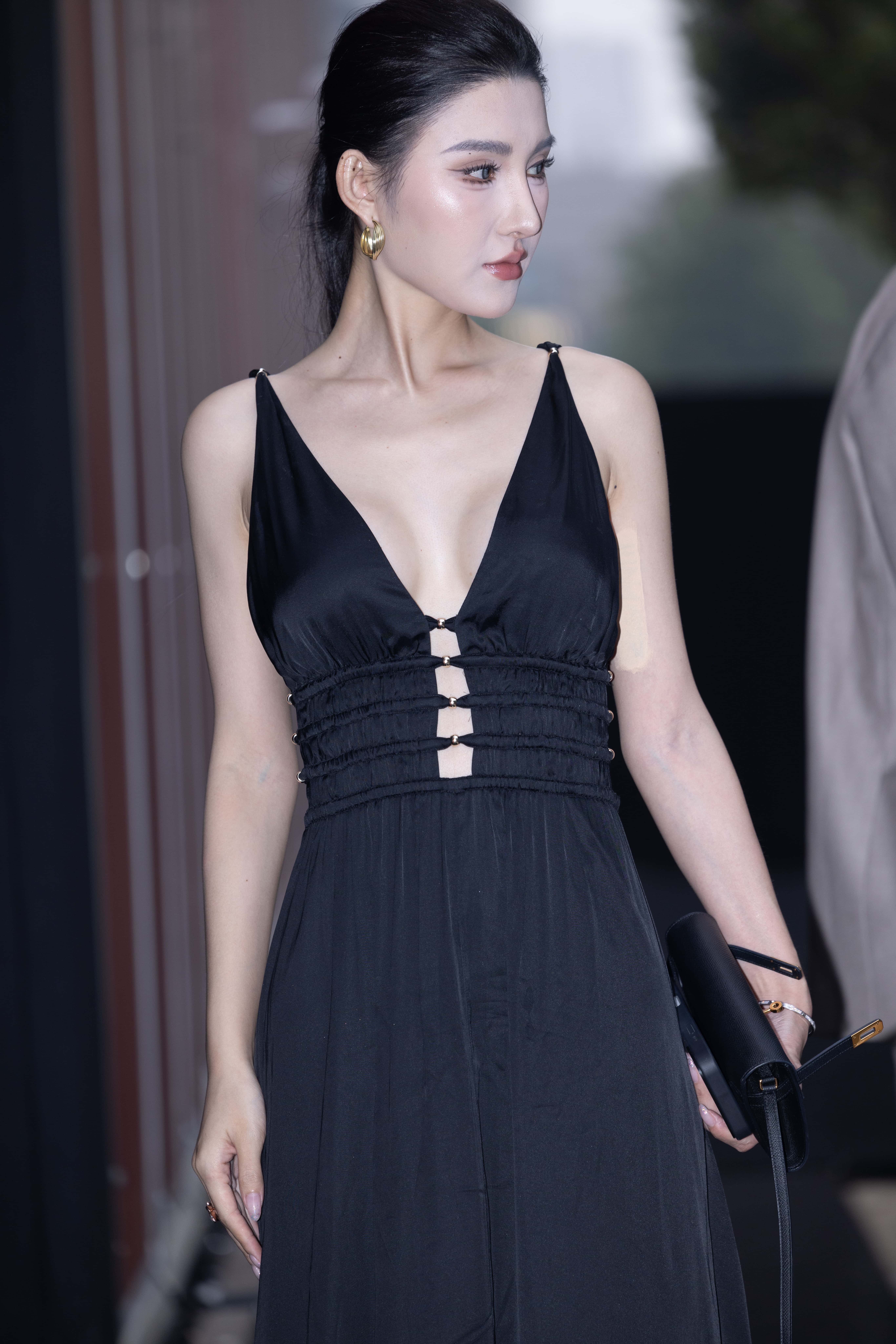 No.9852 小露娜性感深V美胸 [122P-911MB]