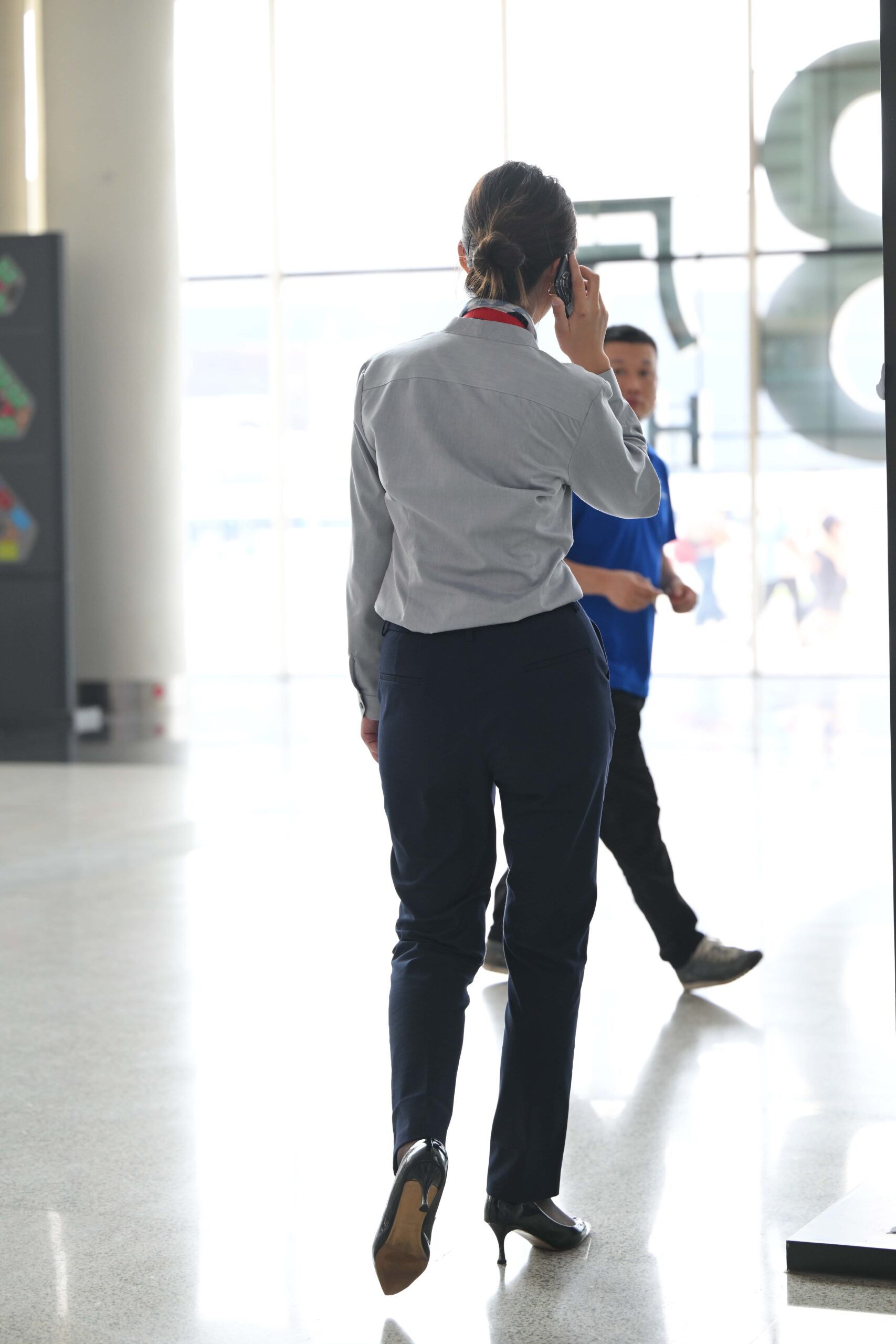 GS-X826 接电话的长裤美眉 【60P 992M】