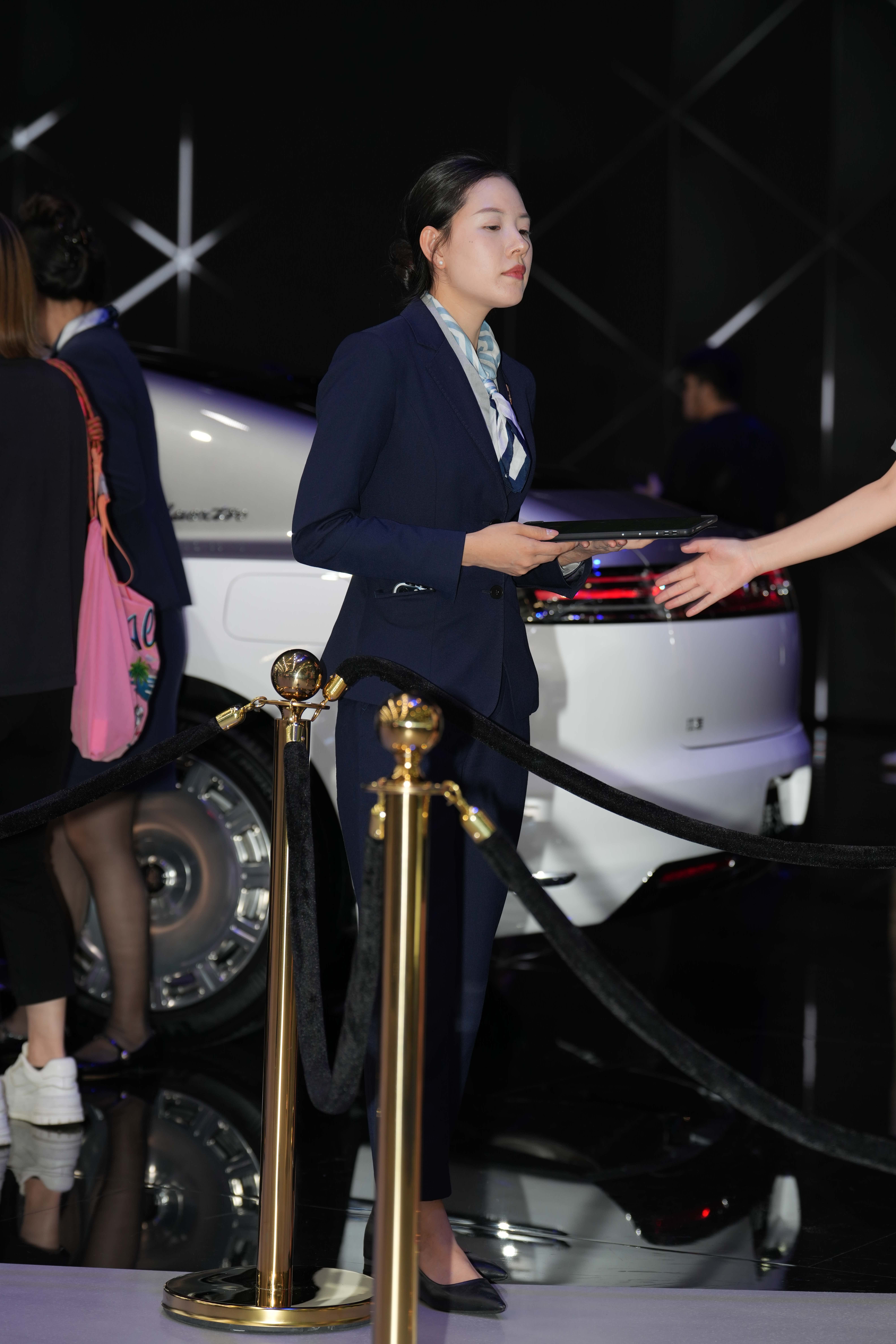 GS-T829  西装外套长裤的汽车导购员小姐姐  【50P  1.54G】