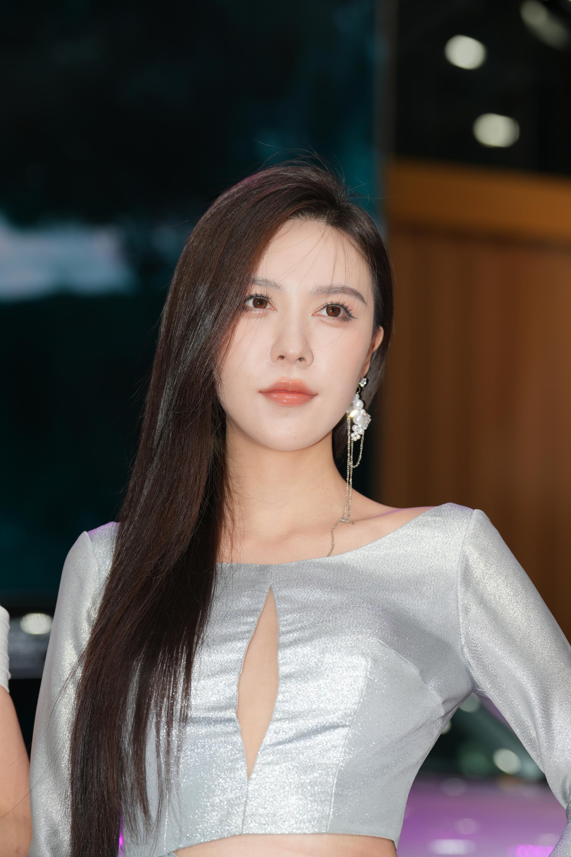 No.9941 银色长裙易小寒 [206P-6.88GB]