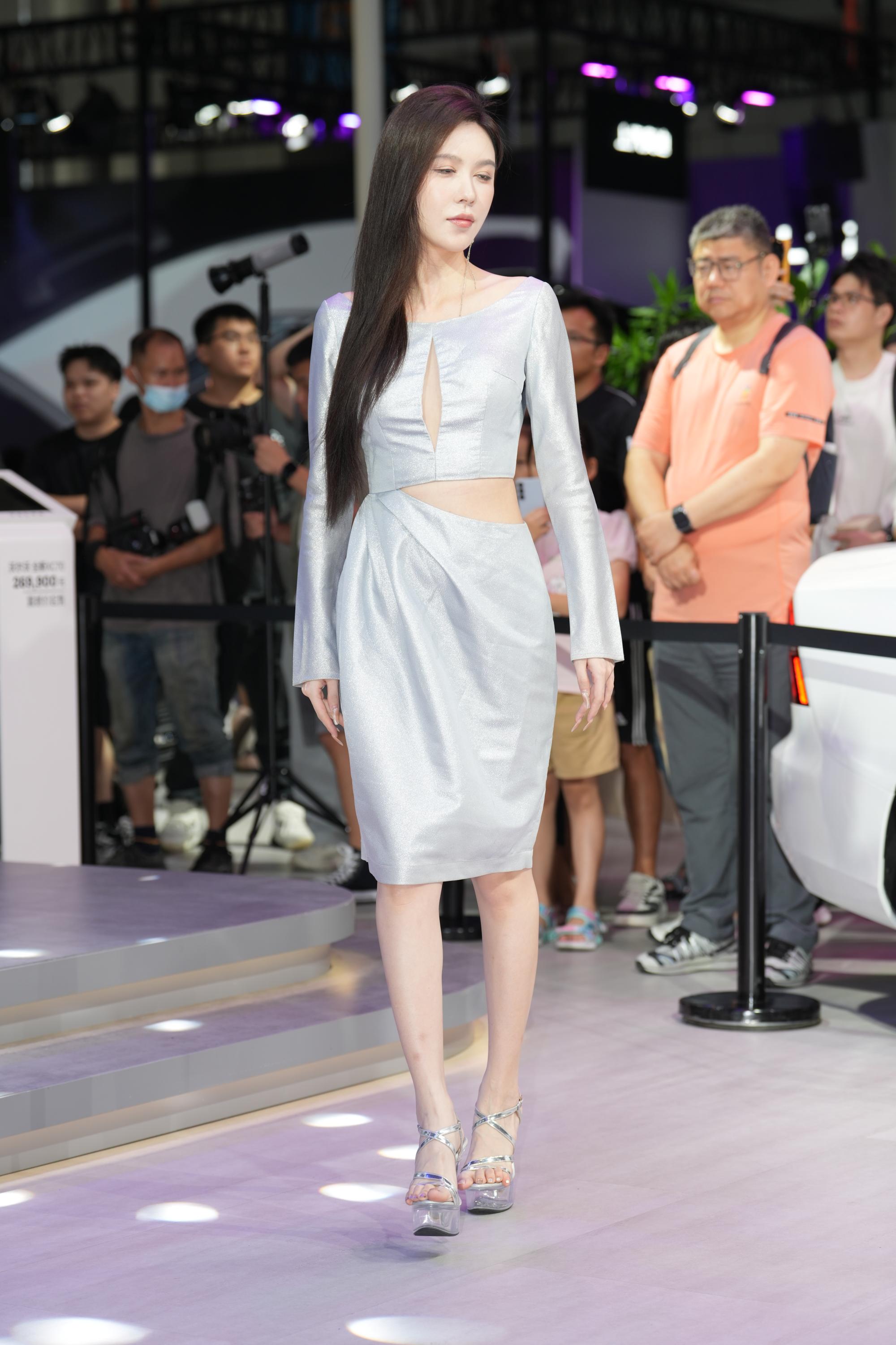 No.9941 银色长裙易小寒 [206P-6.88GB]