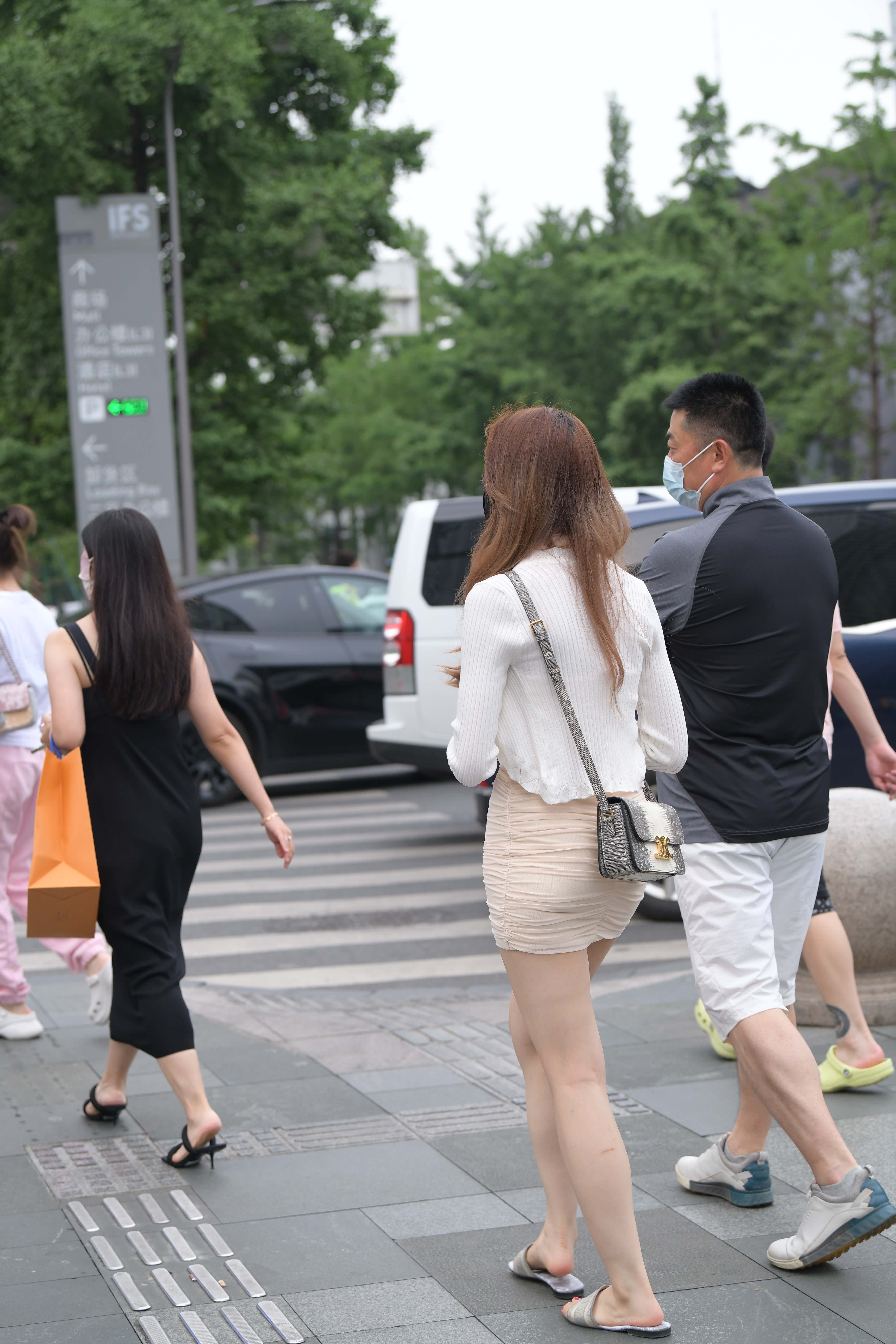 GS-X897 抓拍米色超短裙小美女 【86P 1.84G】