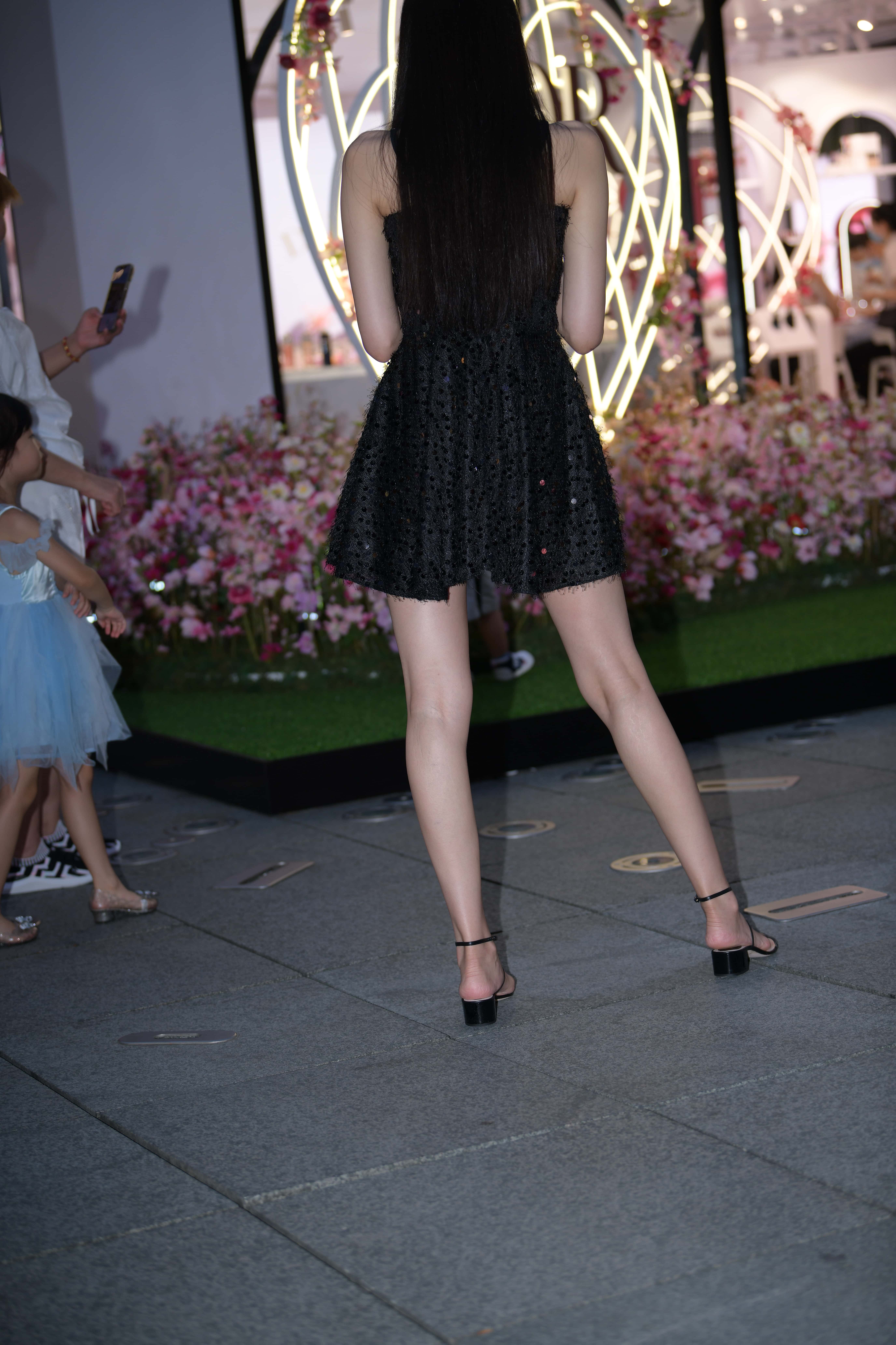 GS-X972 街拍黑色连衣裙美腿辣妈 【135P 2.92G】