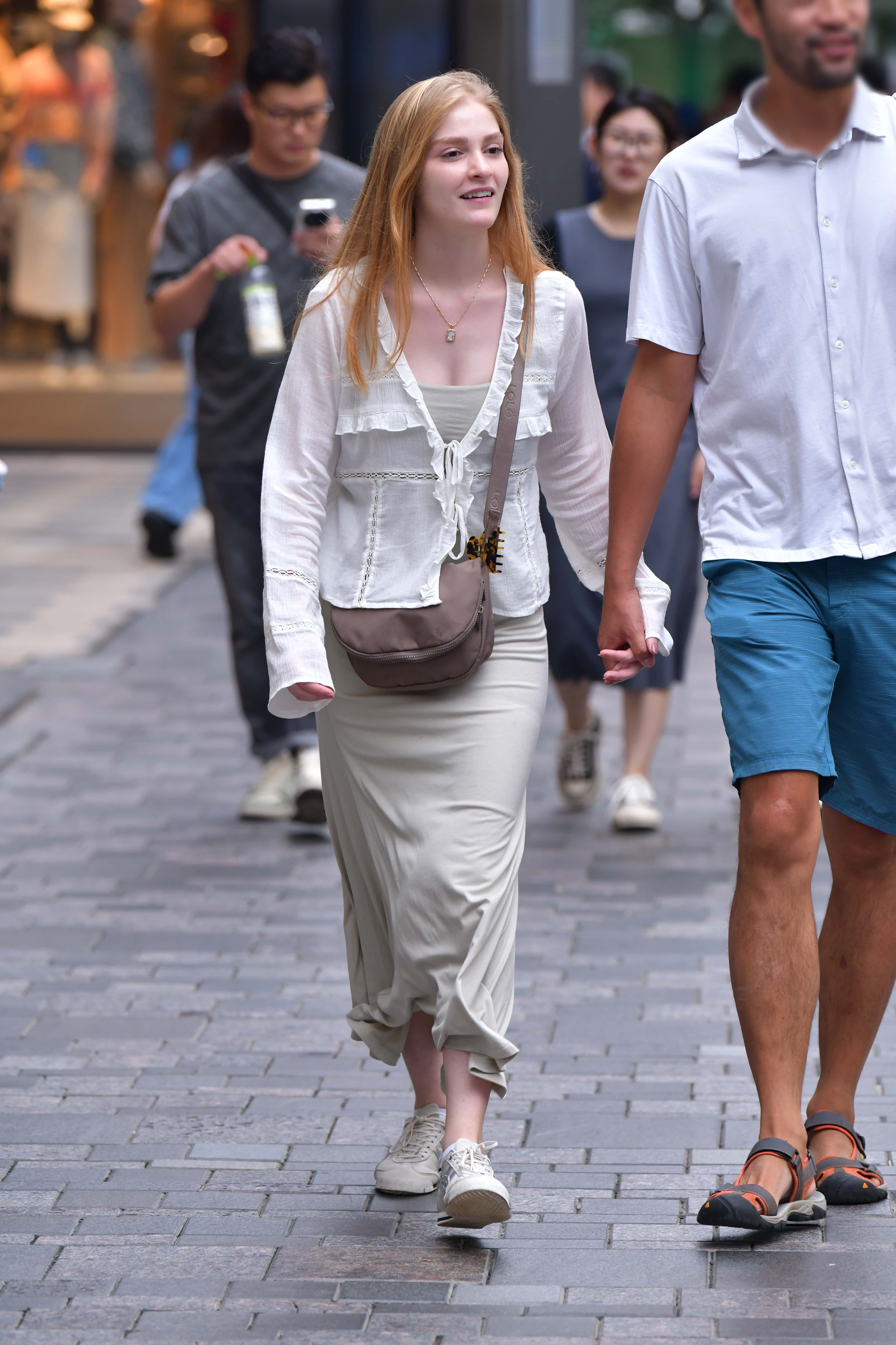 GS-T923 性感长裙金发美女 【41P 780M】