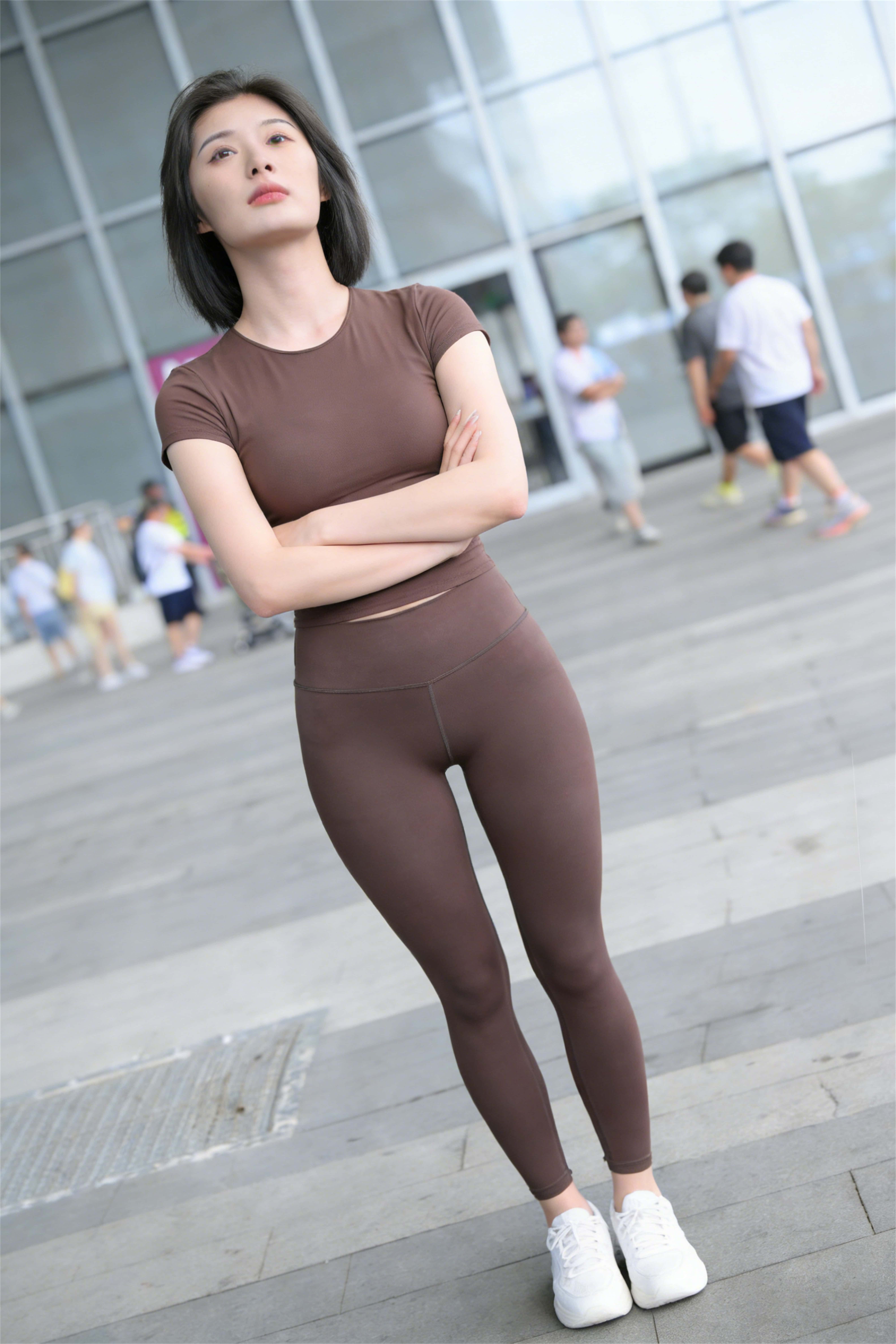 AI021 棕色紧身衣美女 【130P 1.82G】