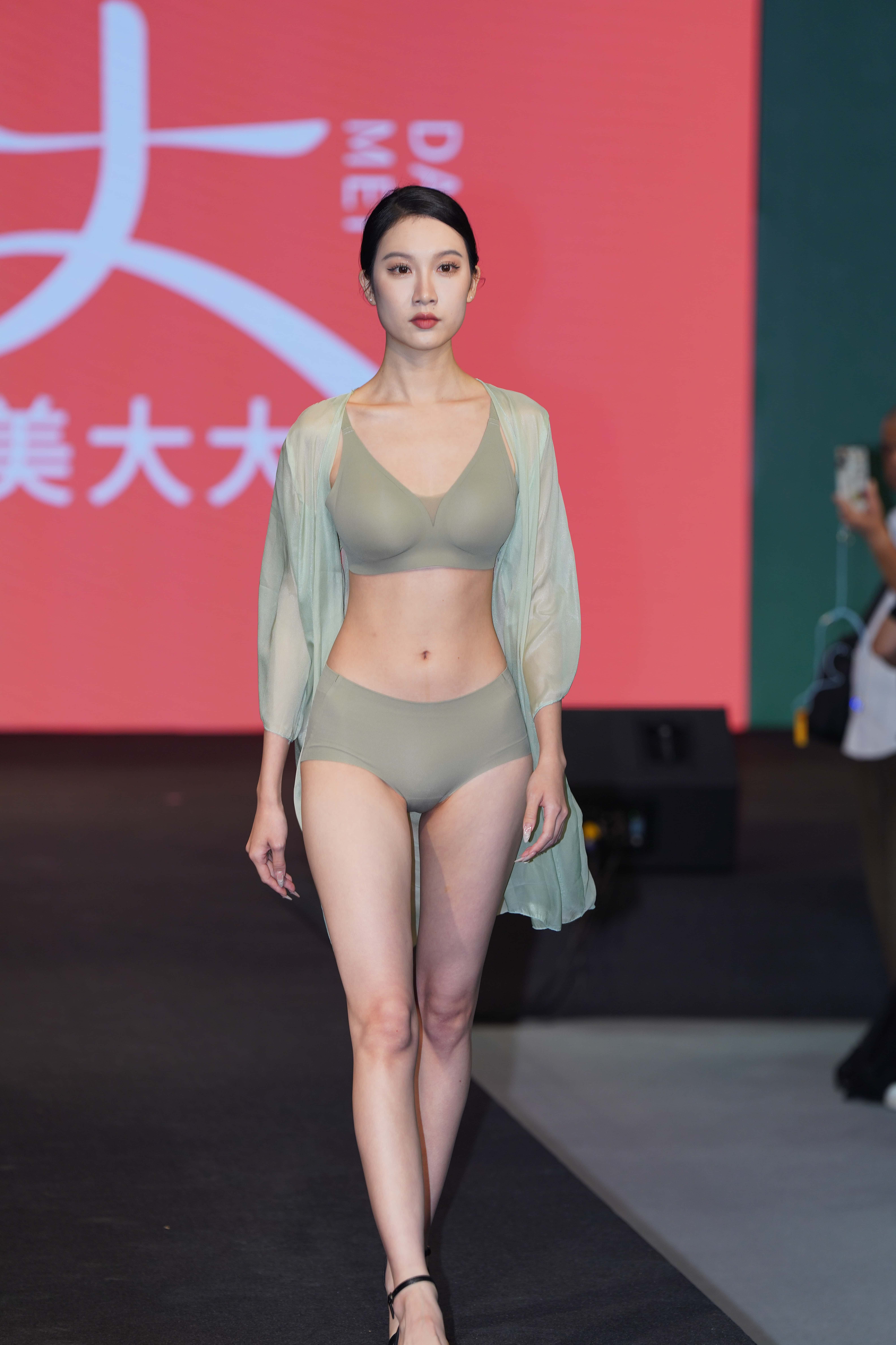 GS-T939 内衣秀 【142P 2.30G】