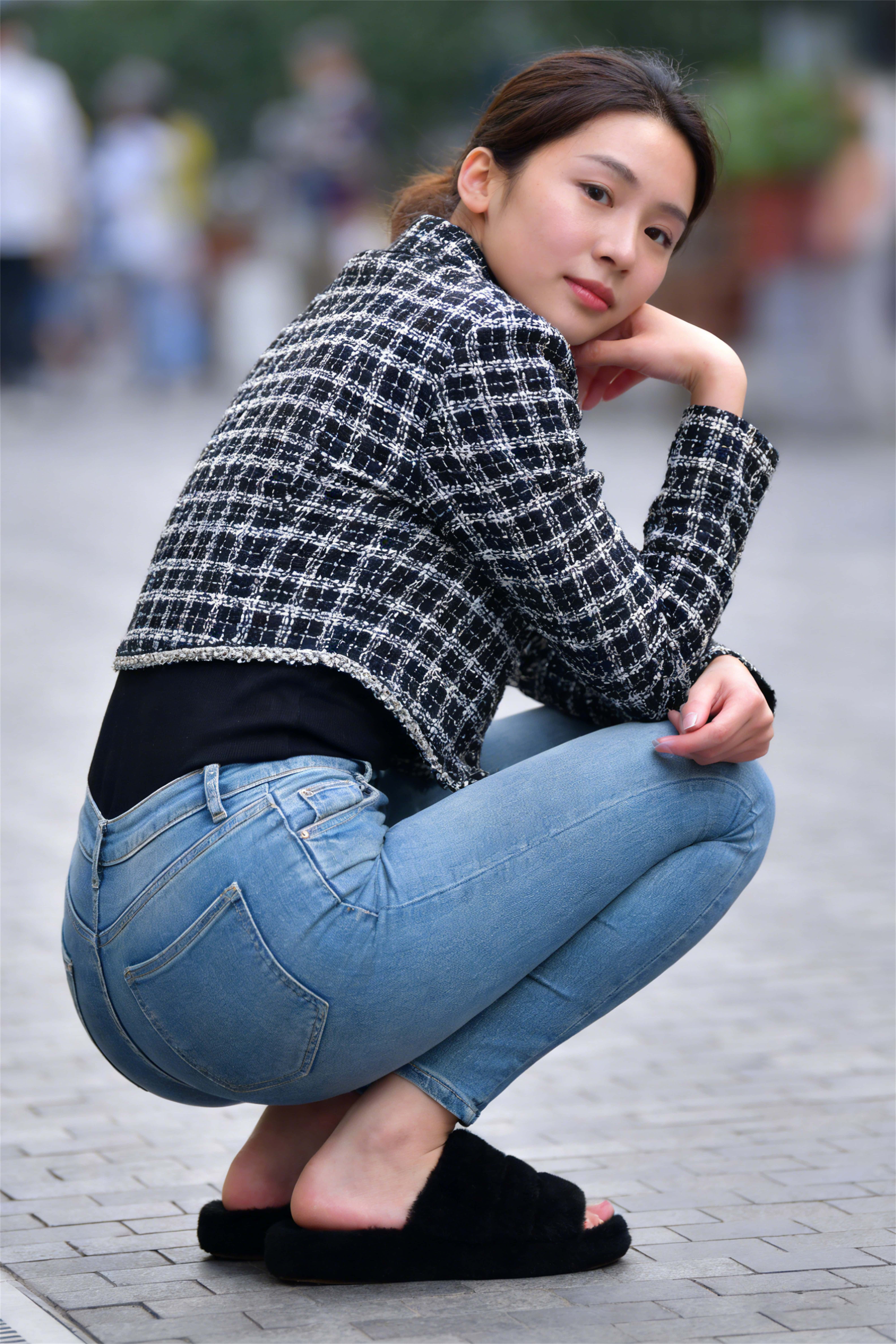 AI008 紧身牛仔裤翘臀姐姐 【122P 1.94G】