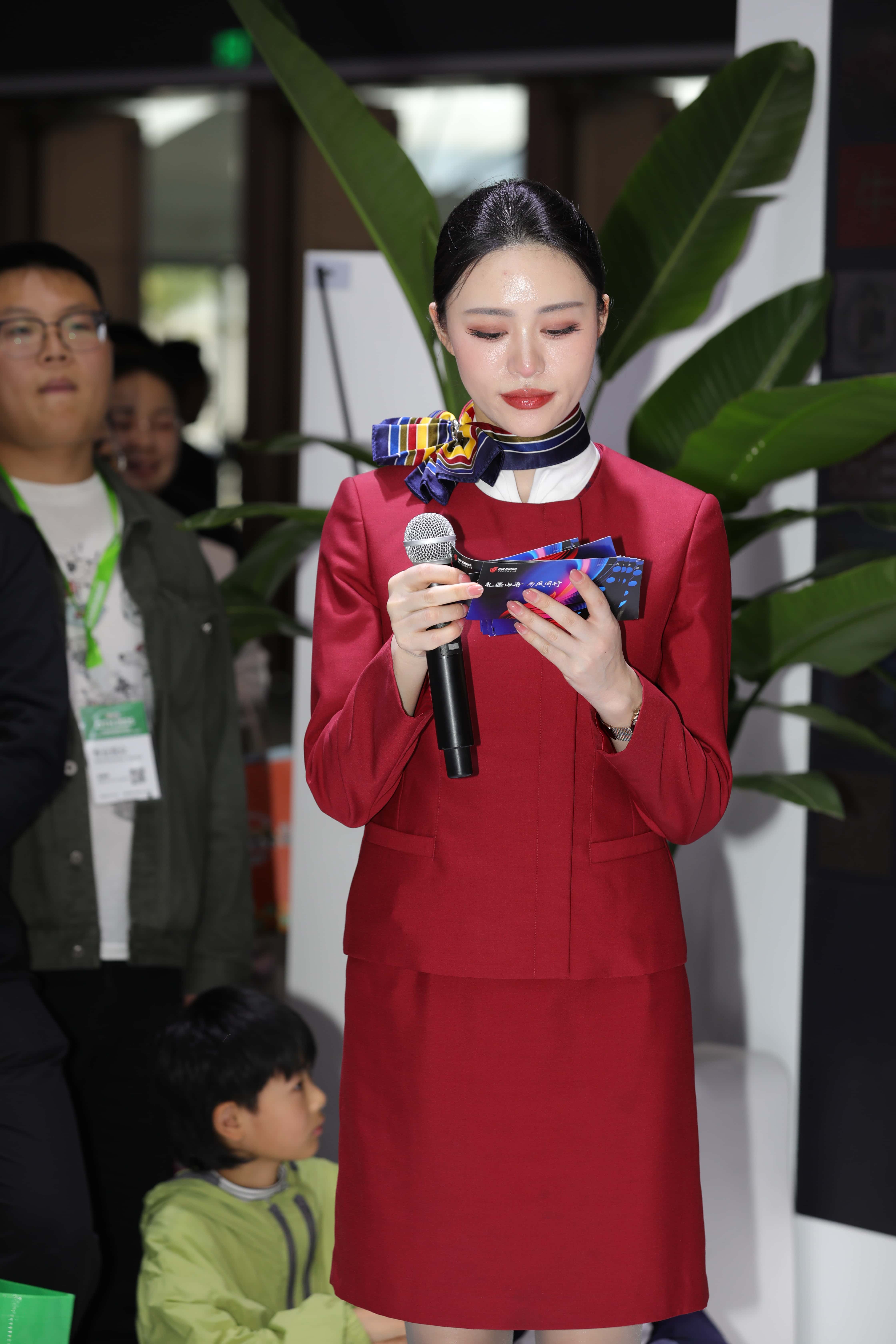 GS-X954 国航灰丝轻熟性感空姐 【100P 768M】