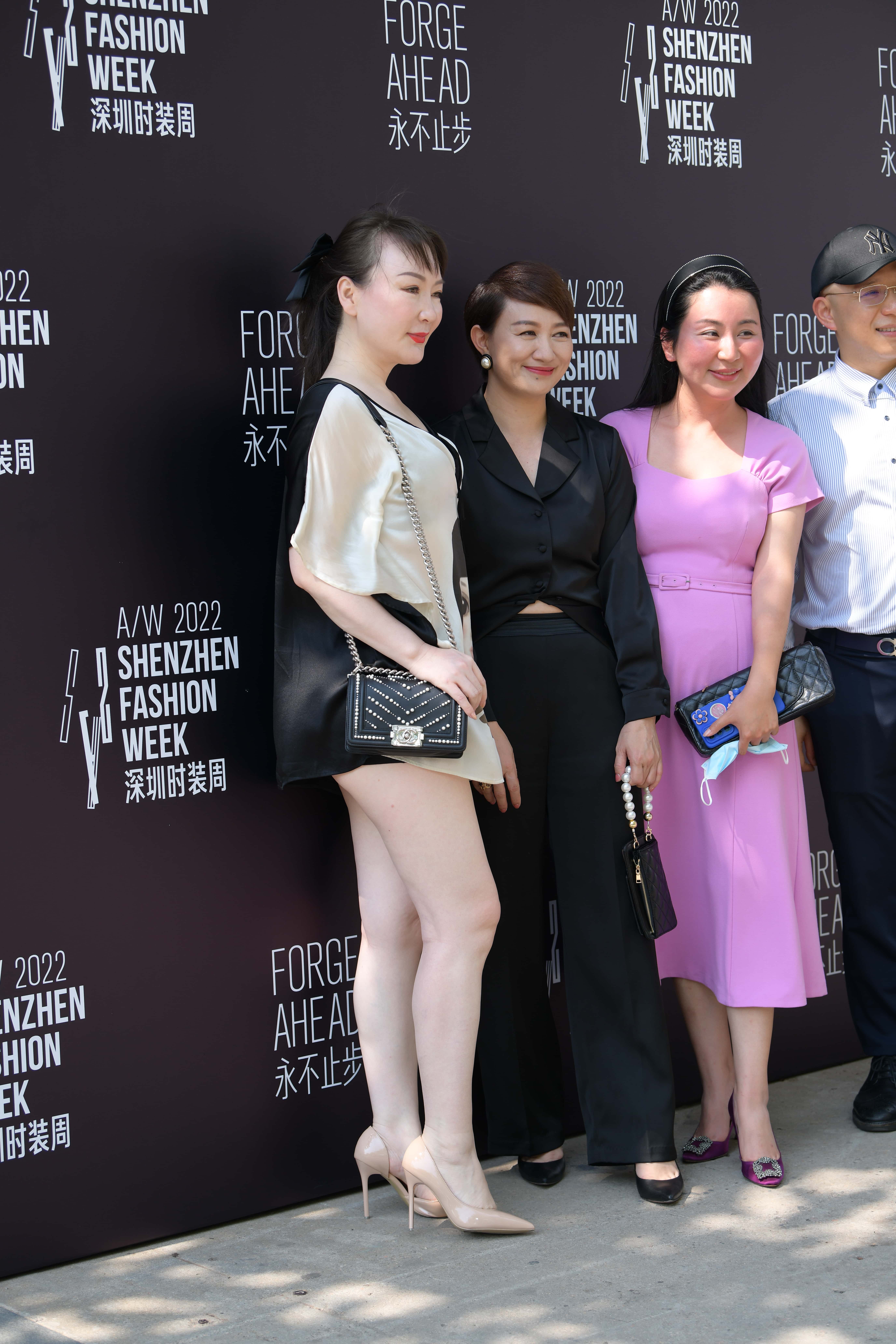 GS-T950 微胖大白腿轻熟女 【144P 3.17G】