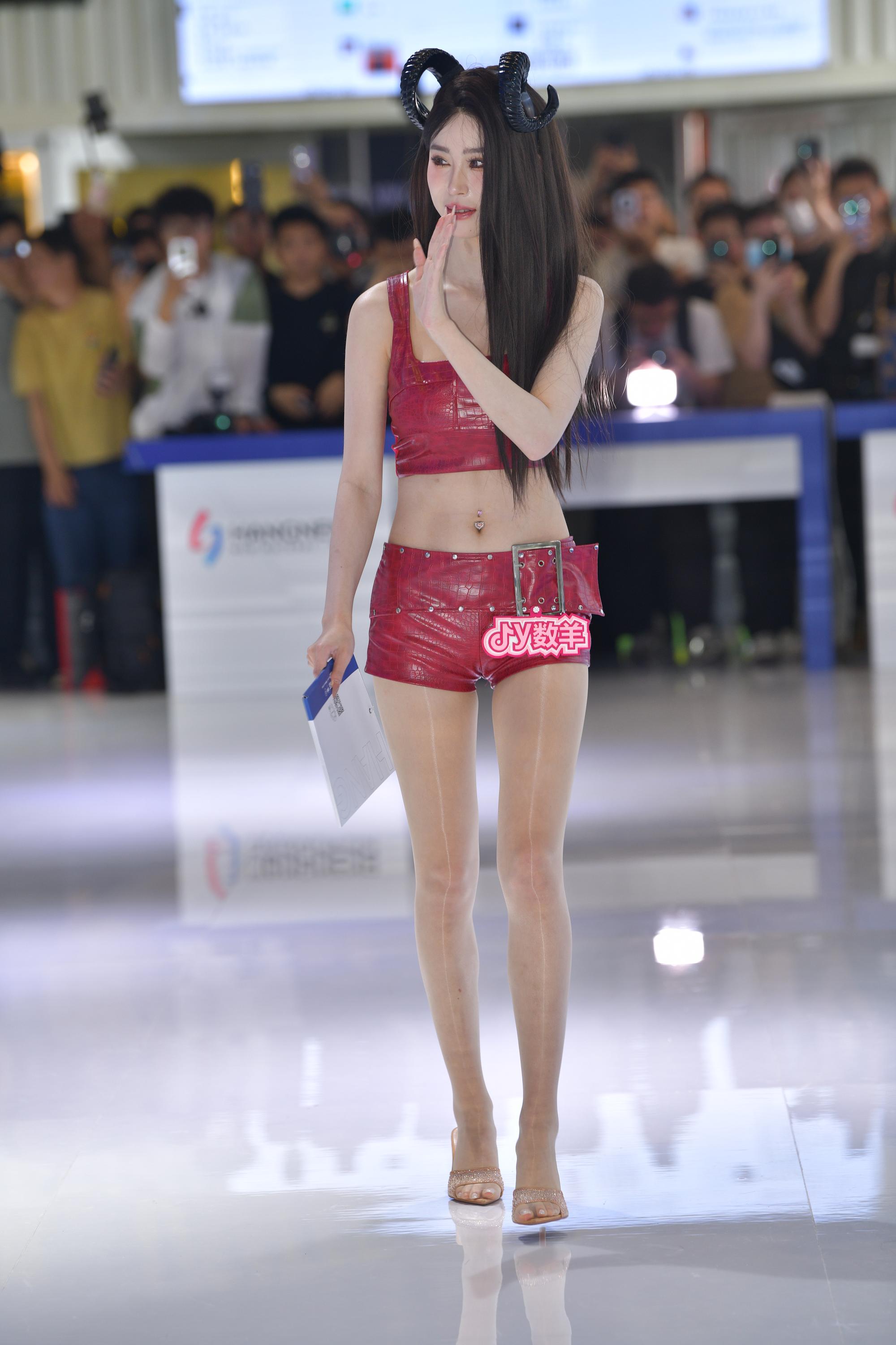 GS-T1074 20260322数羊红色皮短裤丝袜【67P 1.61G】