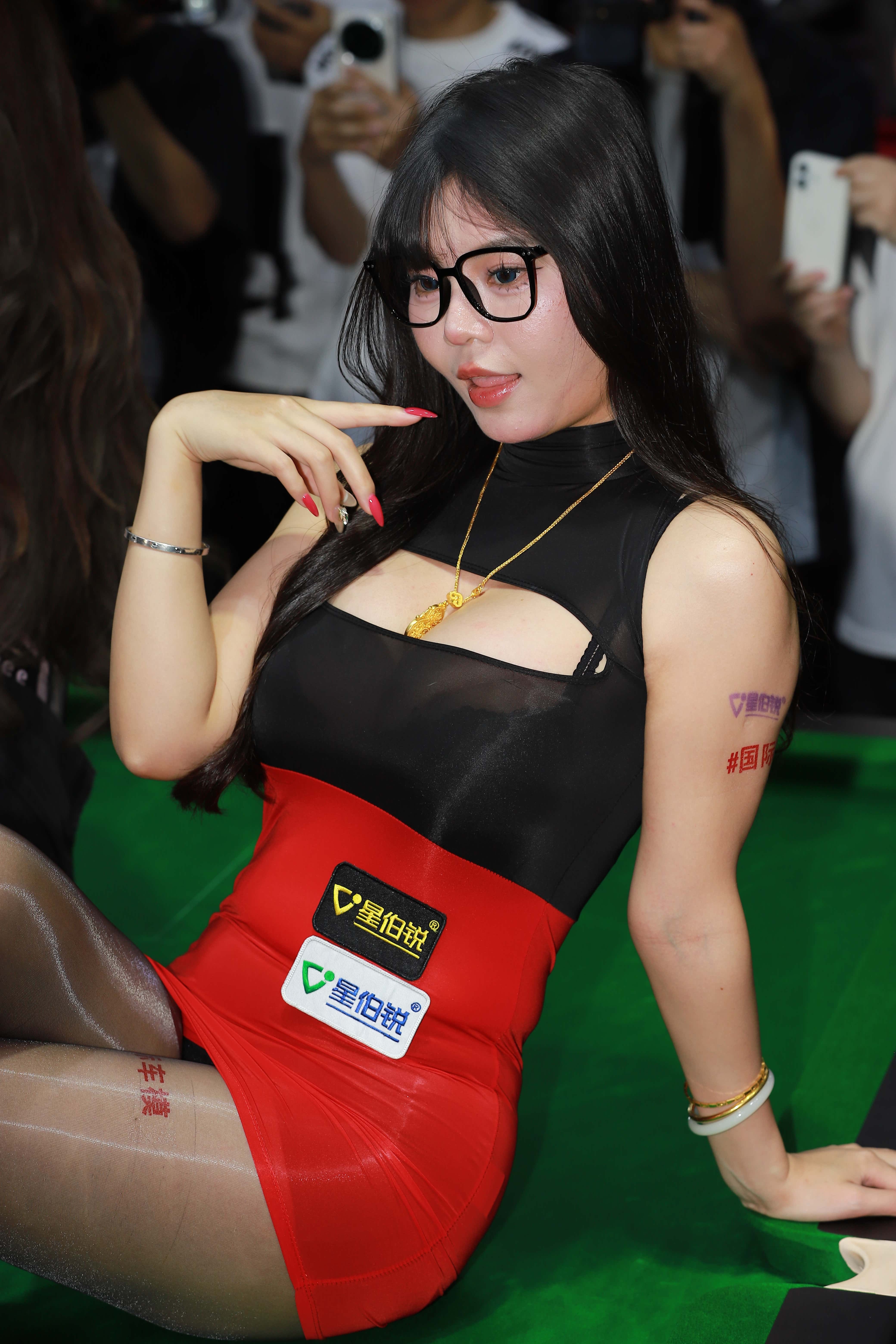 No.10107 魅力红裙油亮黑丝 [141P-1.01GB]