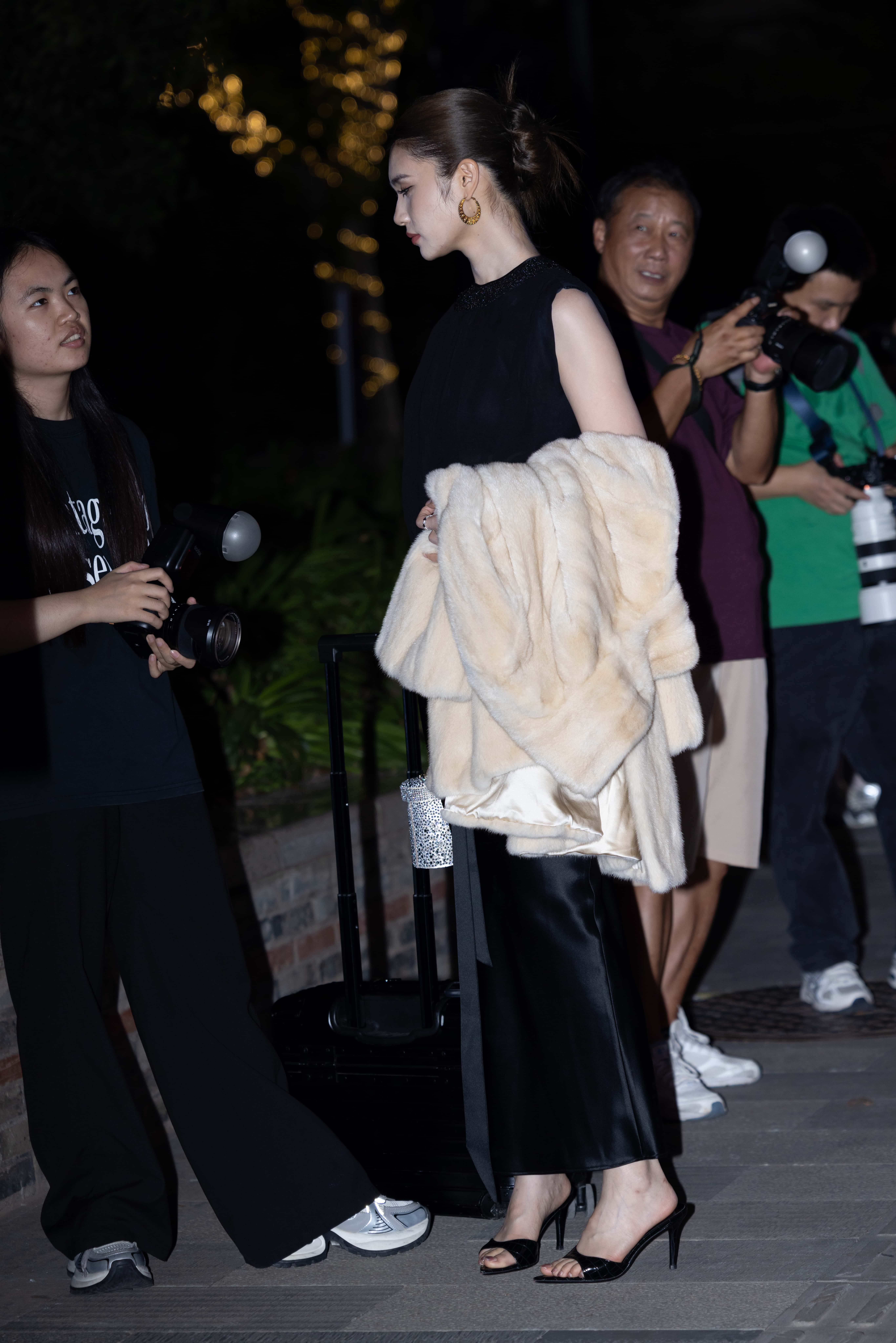 GS-X1035 黑色长裙 【60P 0.46G】