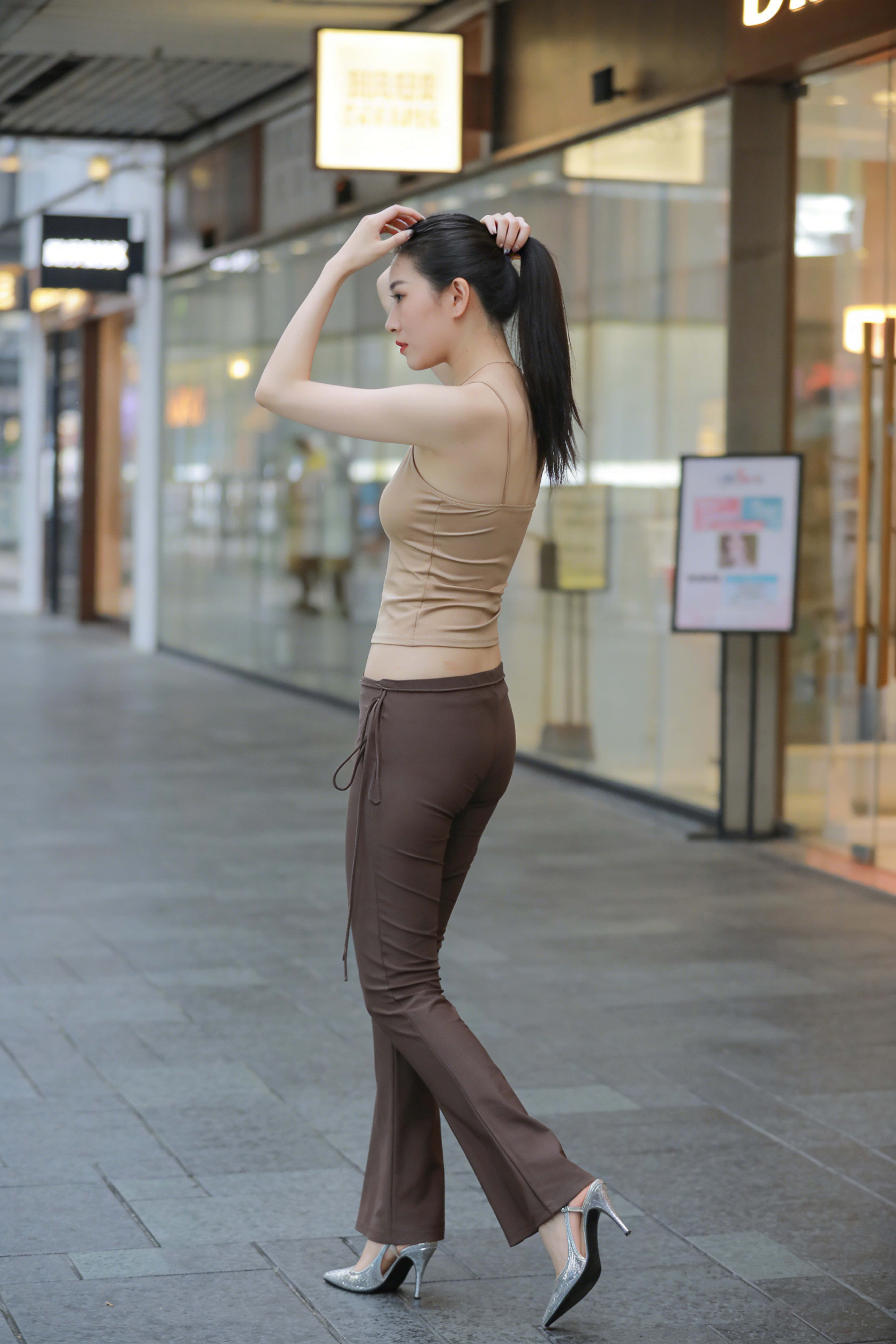 AI027 街头的棕色紧身美眉 【98P 1.44G】