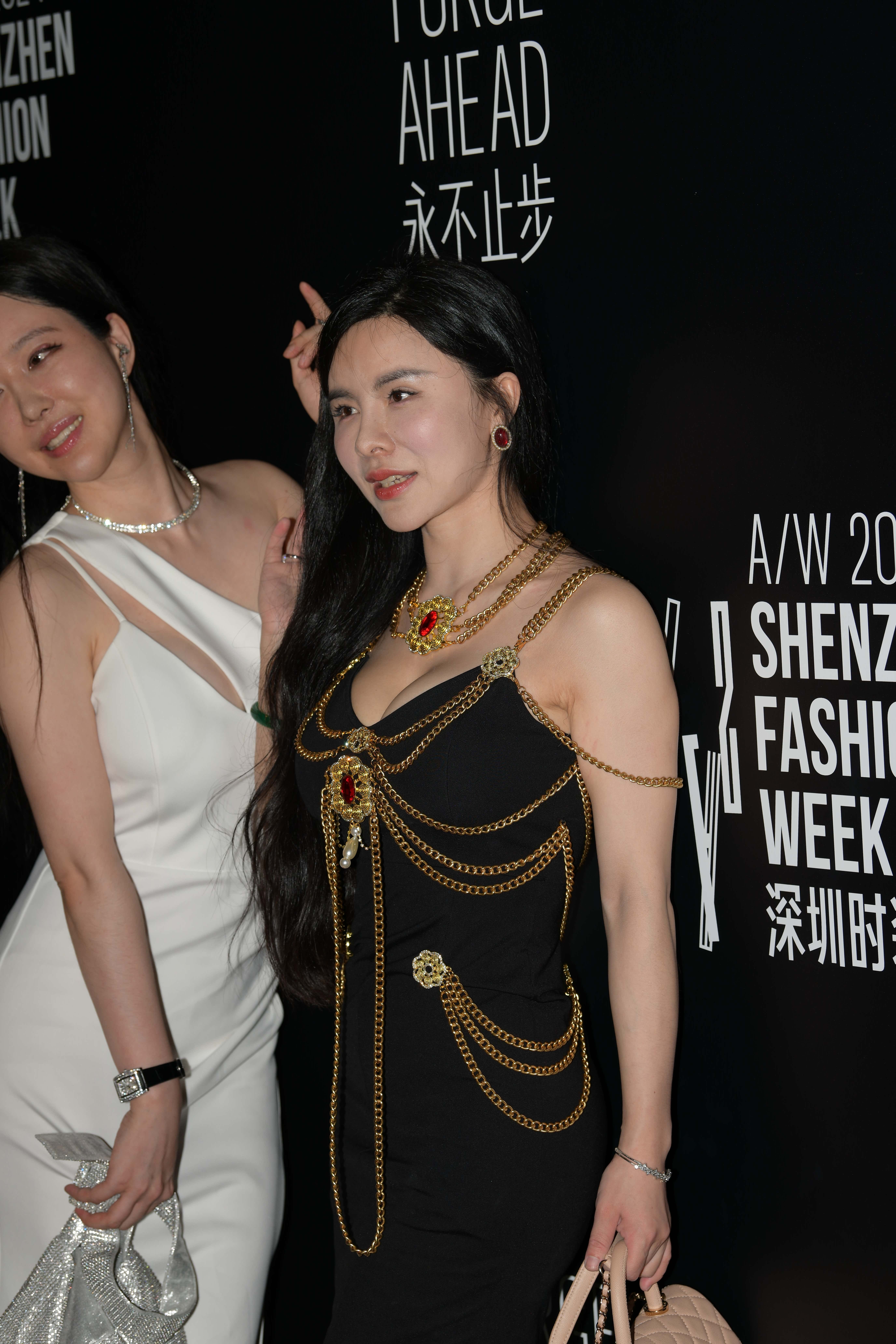 No.10188 韵味性感闺蜜 [104P-2.44GB]