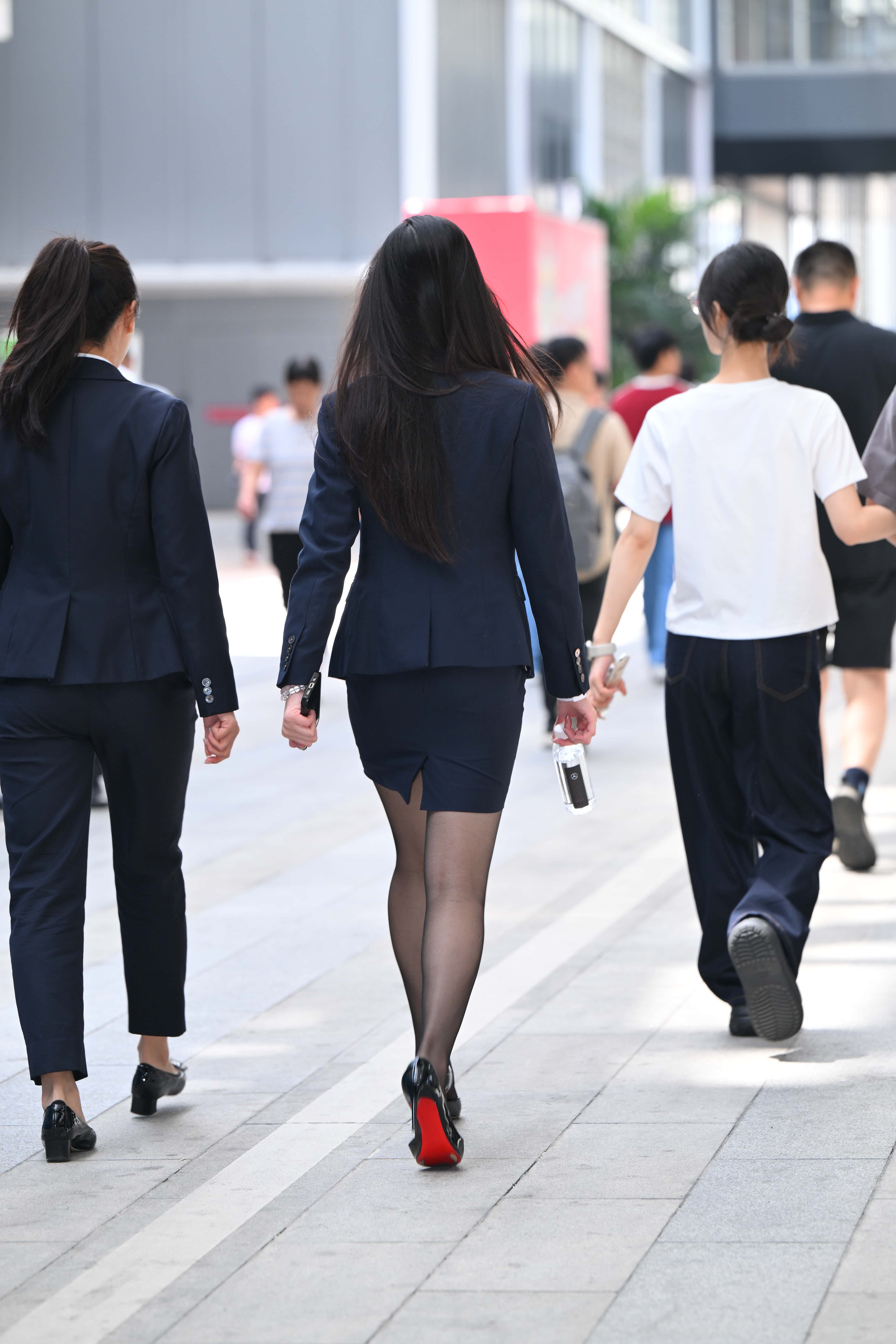 GS-T1026 走路都在打电话的女销售 【63P 1.34G】