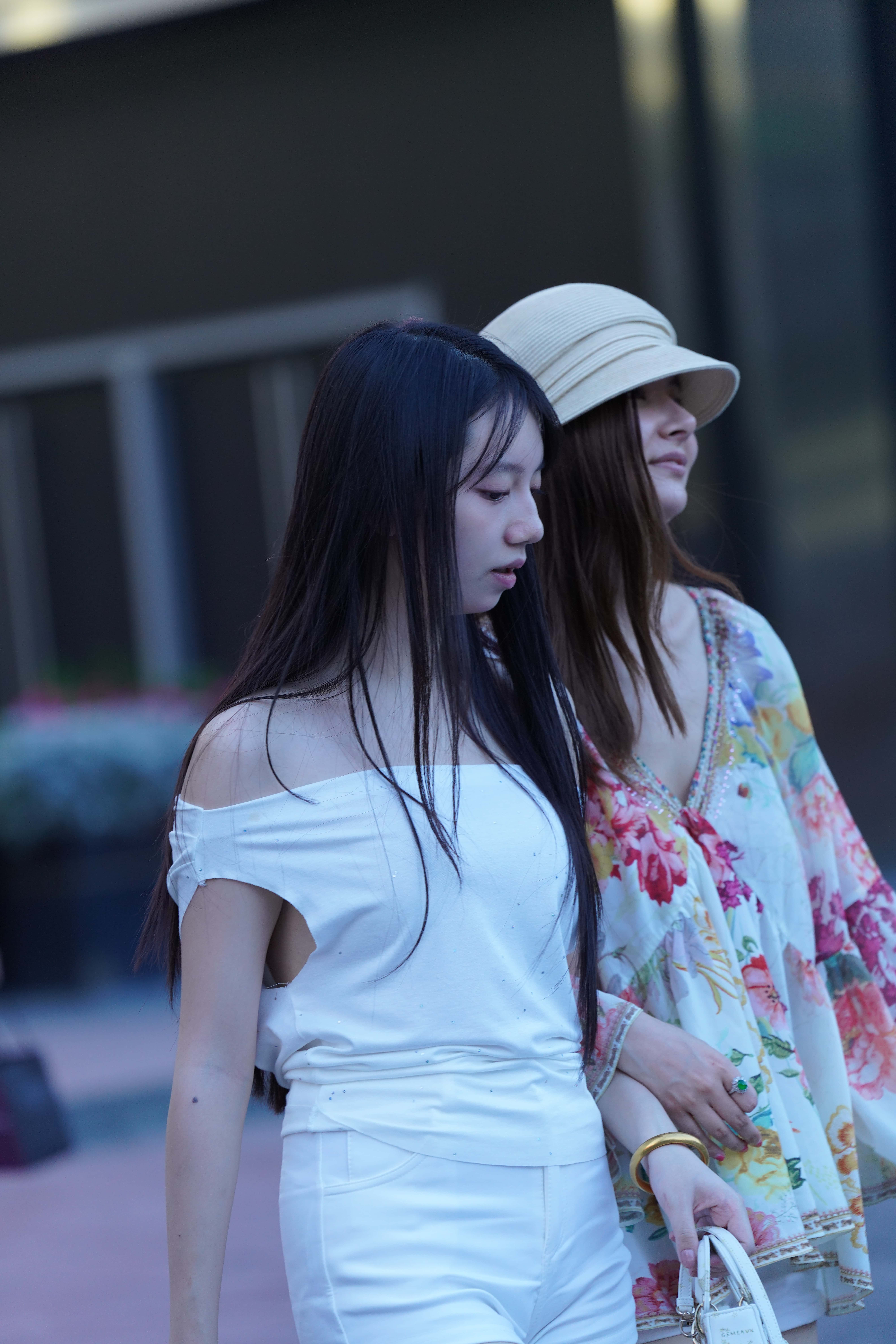 GS-T970 白嫩热裤美眉 【135P 2.47G】