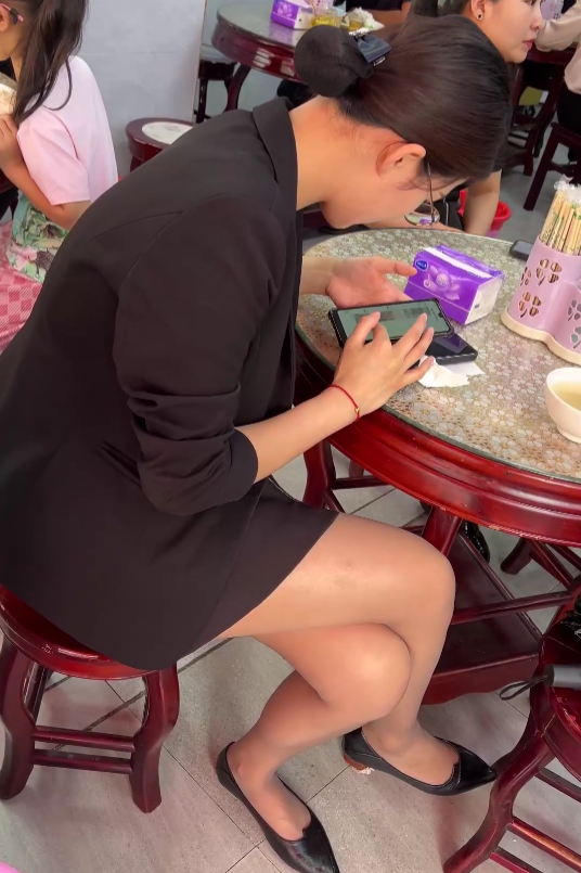 4K视频，偶遇极品丝腿眼镜妹~ 【1分50秒  637M】