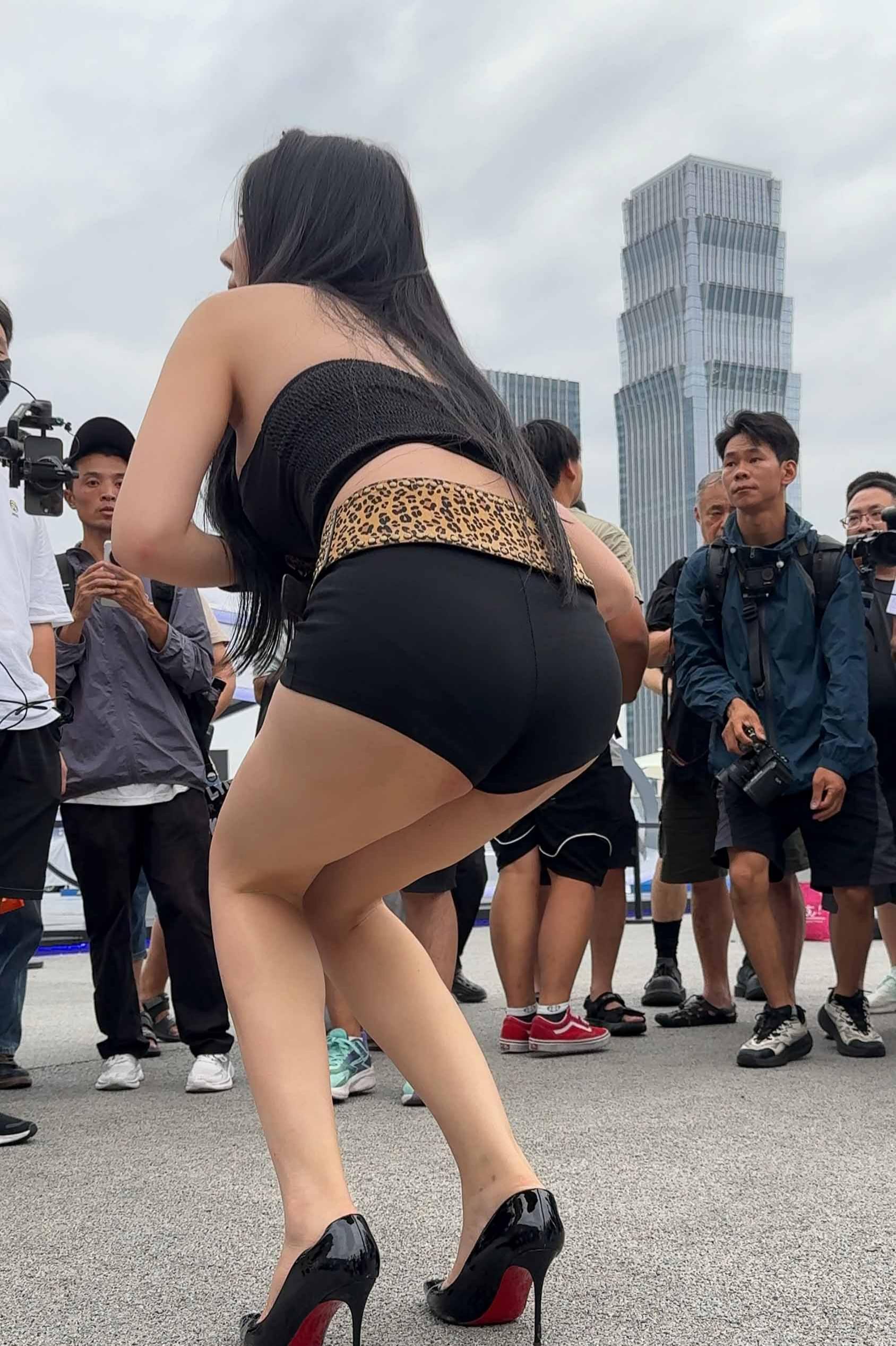 热裤长腿高跟美女