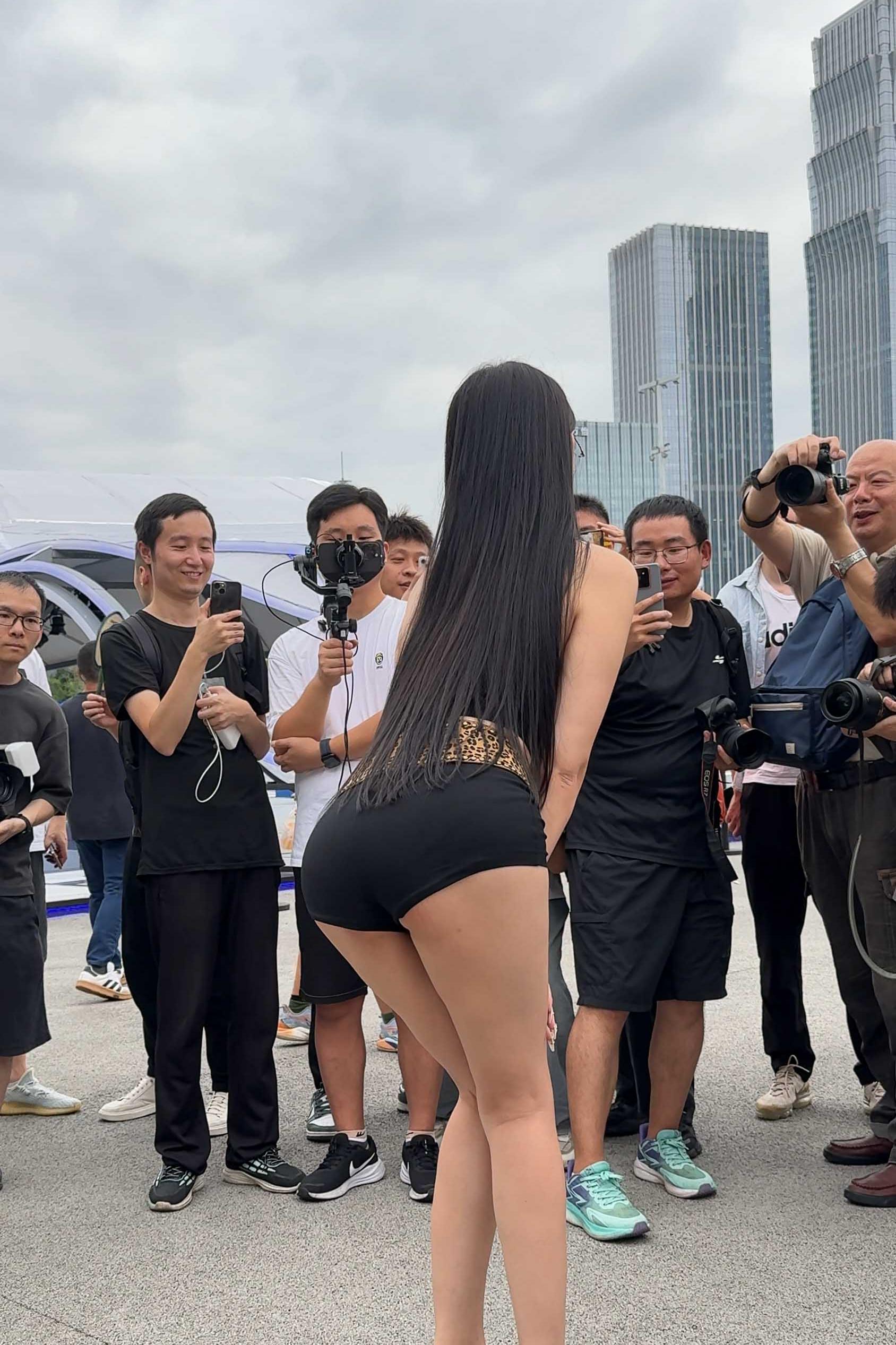 热裤长腿高跟美女