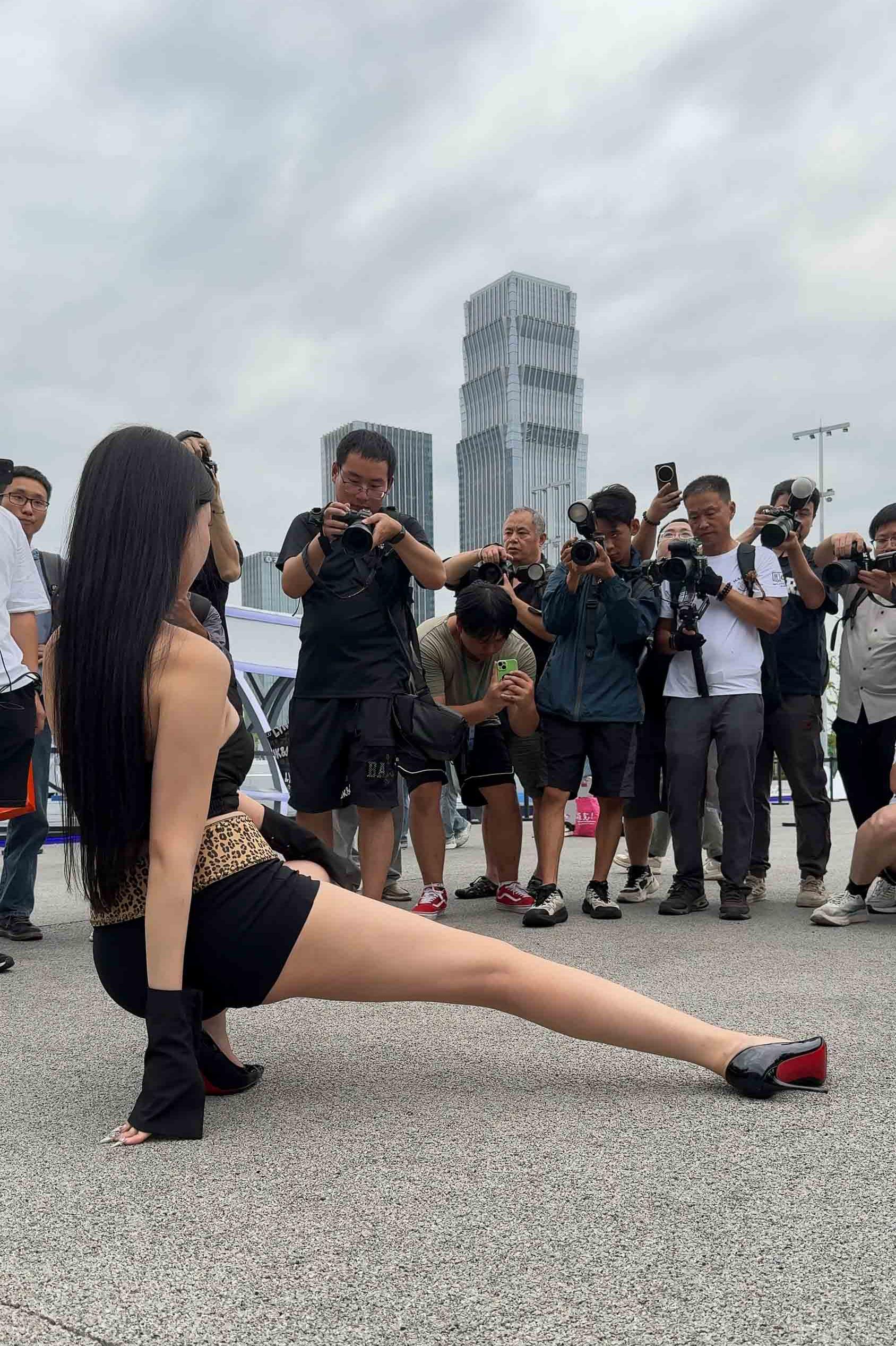 热裤长腿高跟美女