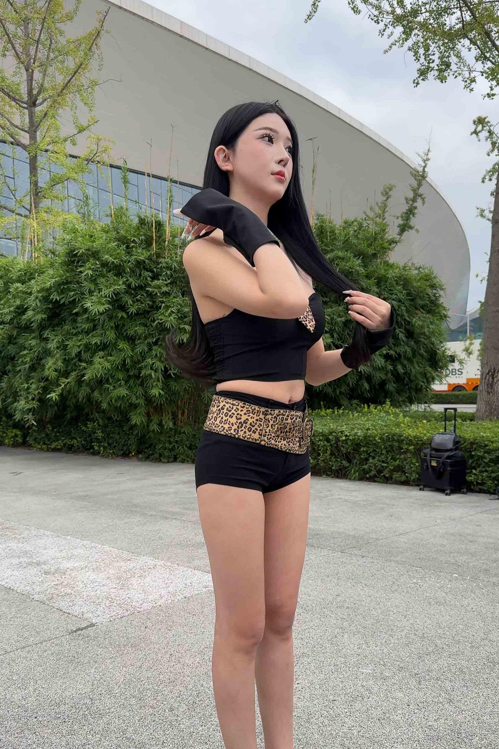 热裤长腿高跟美女