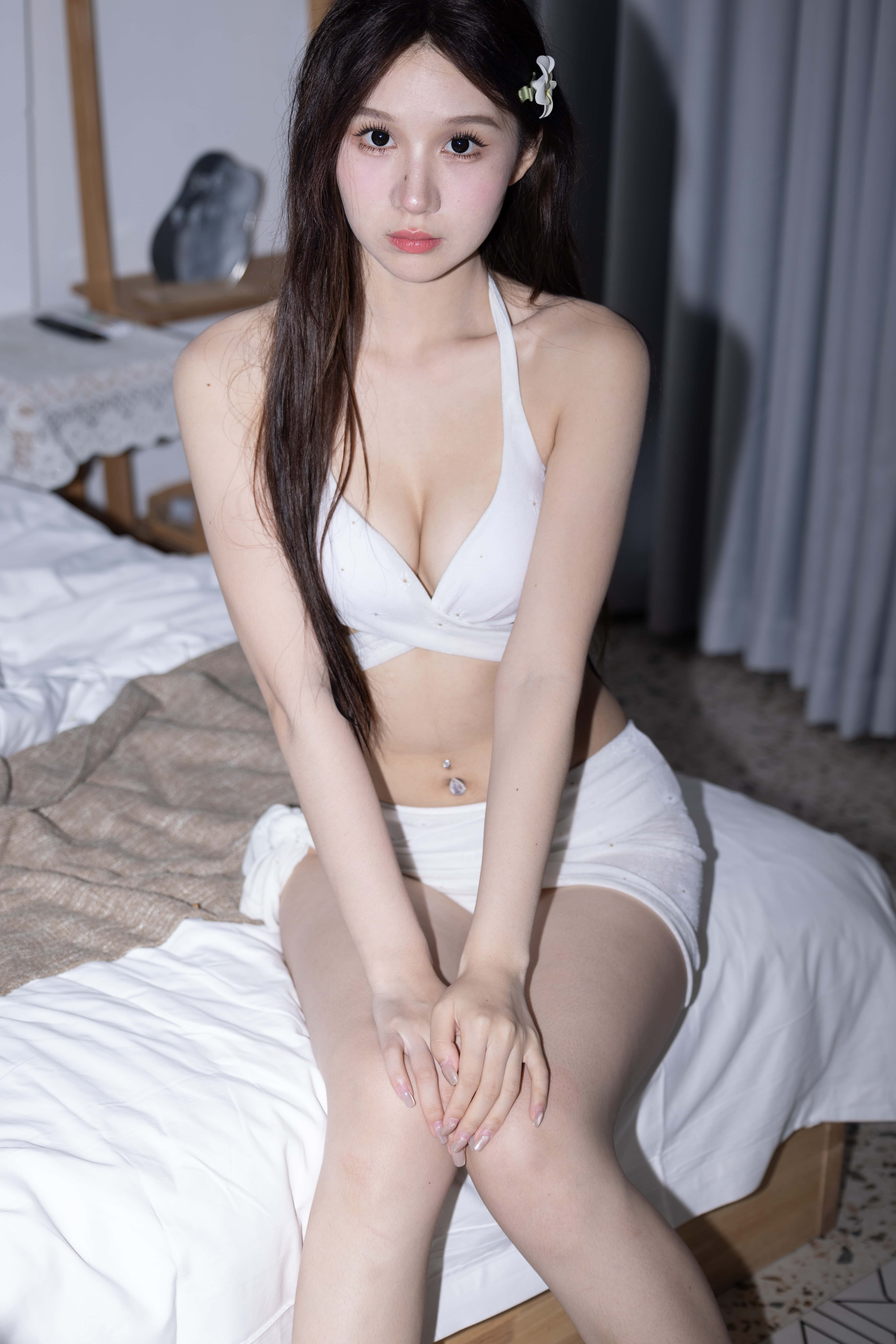 No.10333 车模世雅白色泳装比基尼 [53P-383MB]