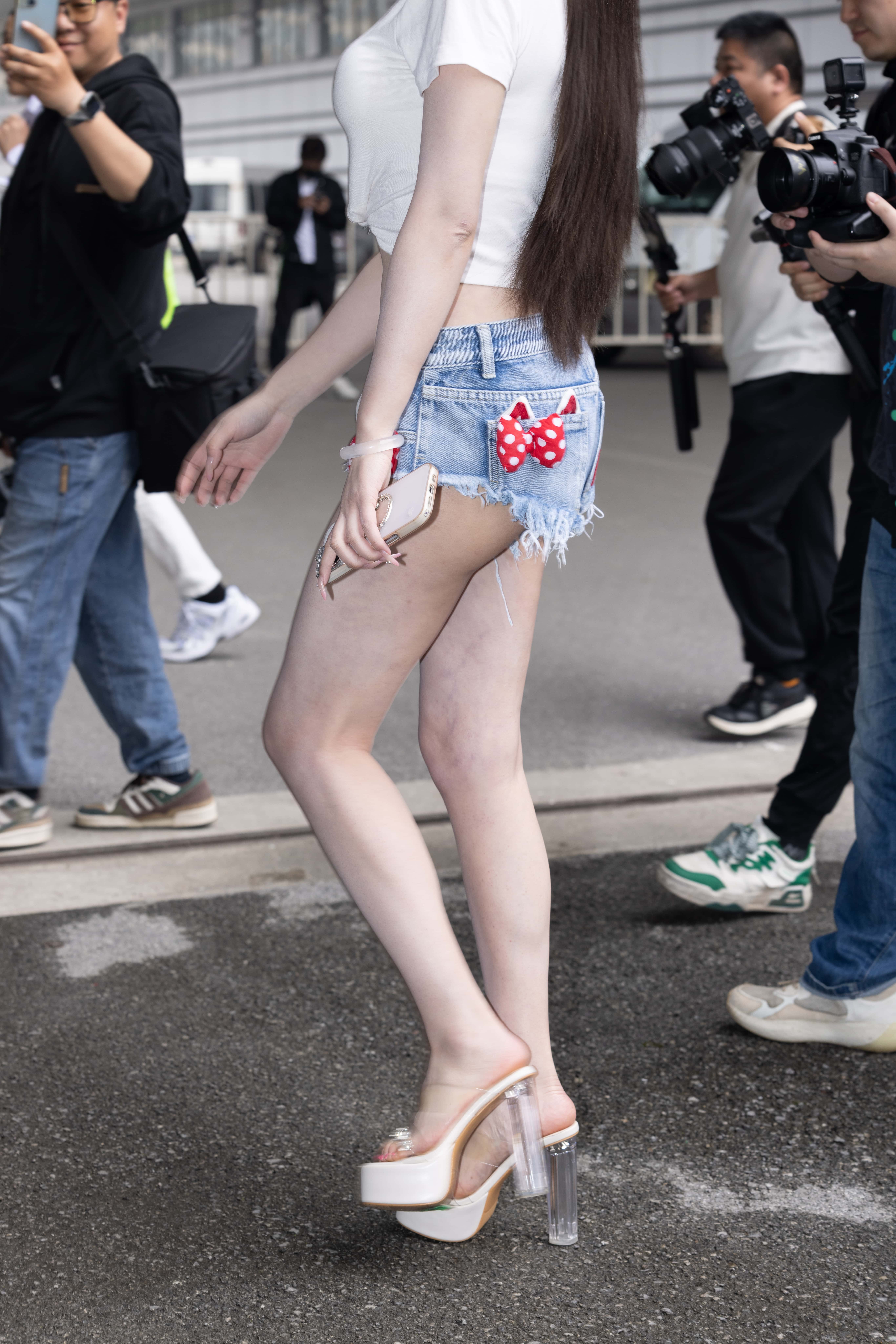 GS-K291 昆山车展-超白嫩网红允恩baby(小yomi)的美腿玉足 【255P 3.2G】