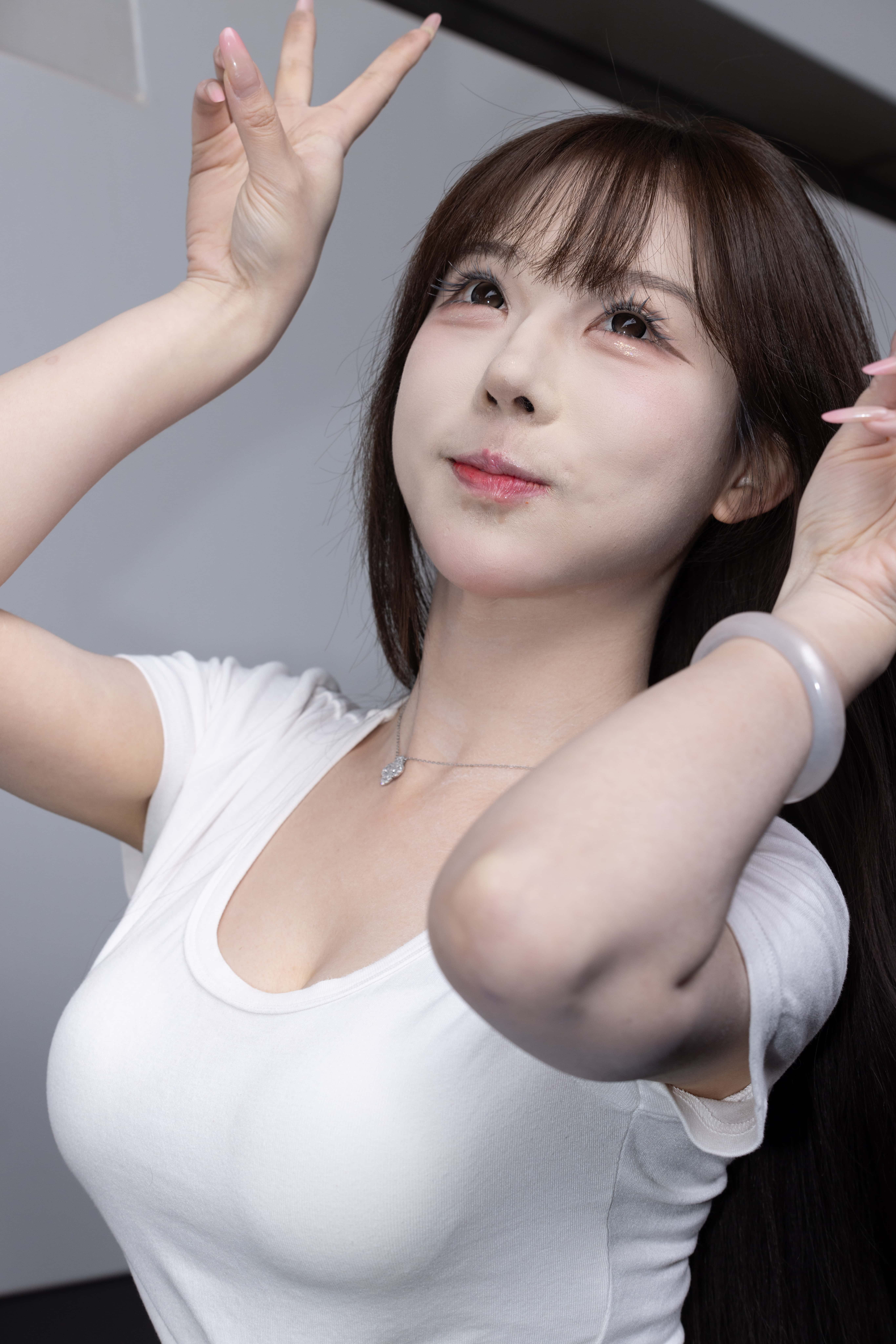 GS-K291 昆山车展-超白嫩网红允恩baby(小yomi)的美腿玉足 【255P 3.2G】